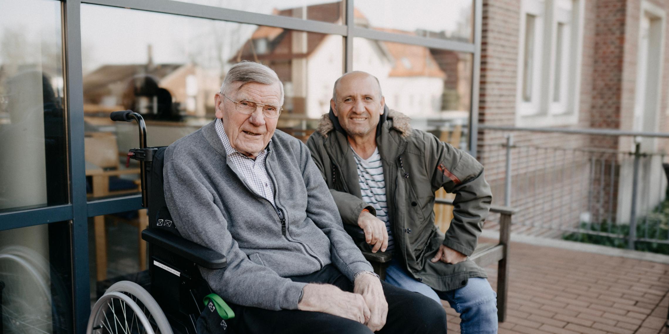 Kurt Rüße und Mohamed Sharif Muhye vor dem Caritas-Seniorenheim St. Ludgerus in Heek: Aus der Idee des Sprachunterrichts in Gesprächen ist eine besondere Freundschaft gewachsen zwischen zwei Männern, zwei Generationen und zwei Kulturen.