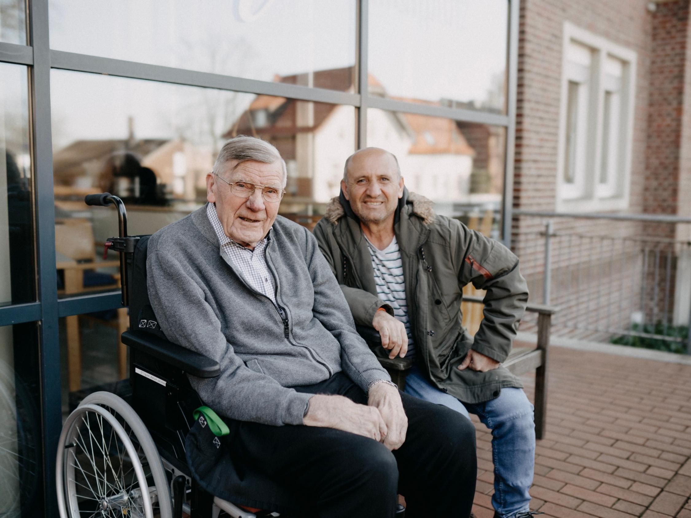 Kurt Rüße und Mohamed Sharif Muhye vor dem Caritas-Seniorenheim St. Ludgerus in Heek: Aus der Idee des Sprachunterrichts in Gesprächen ist eine besondere Freundschaft gewachsen zwischen zwei Männern, zwei Generationen und zwei Kulturen.