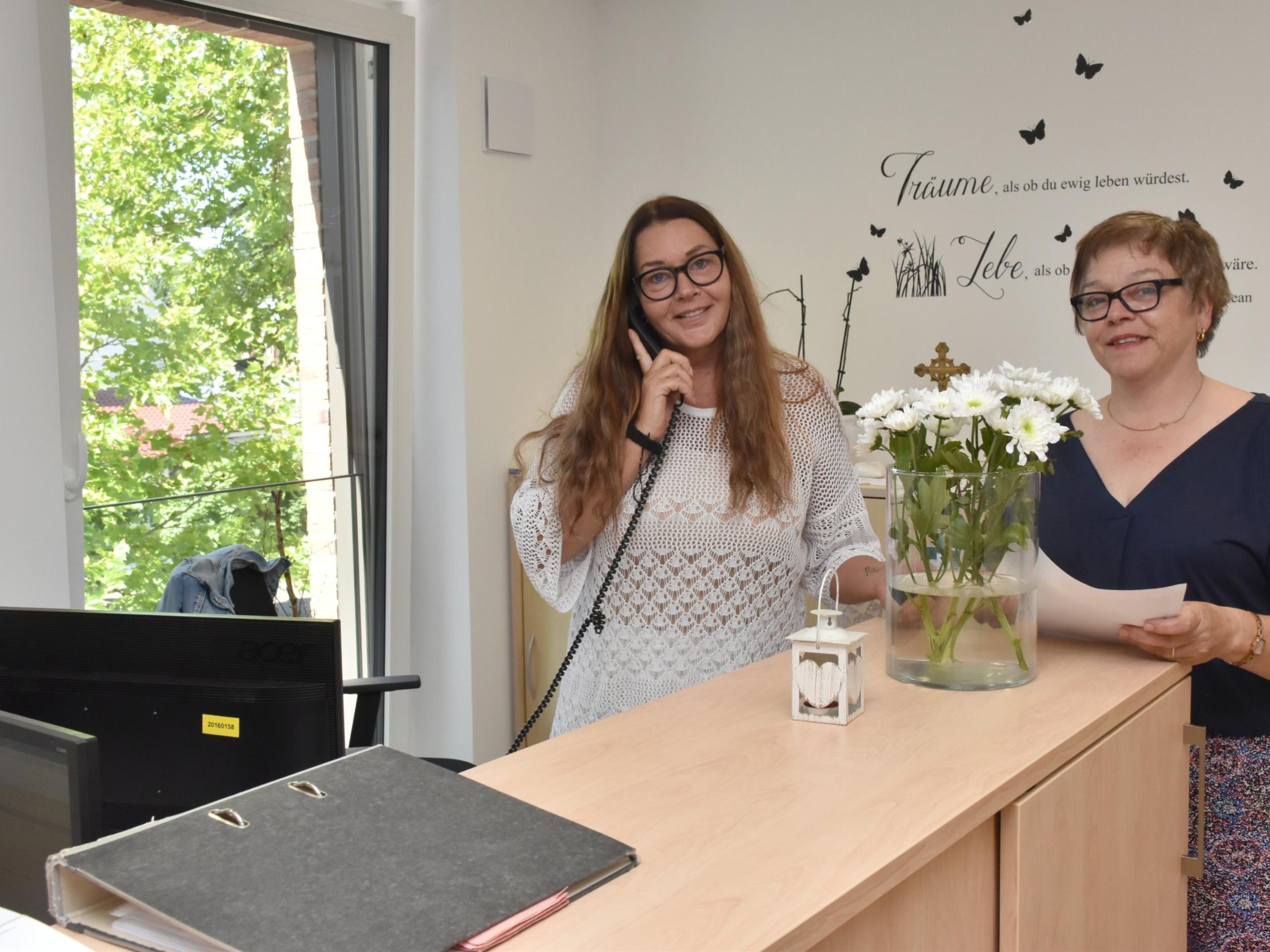 Martina Klöpper (l., Leiterin der Ambulanten Pflege Schöppingen) und ihre Stellvertreterin Edith-Rensing-Bröcker laden zum Tag der offenen Tür ein.