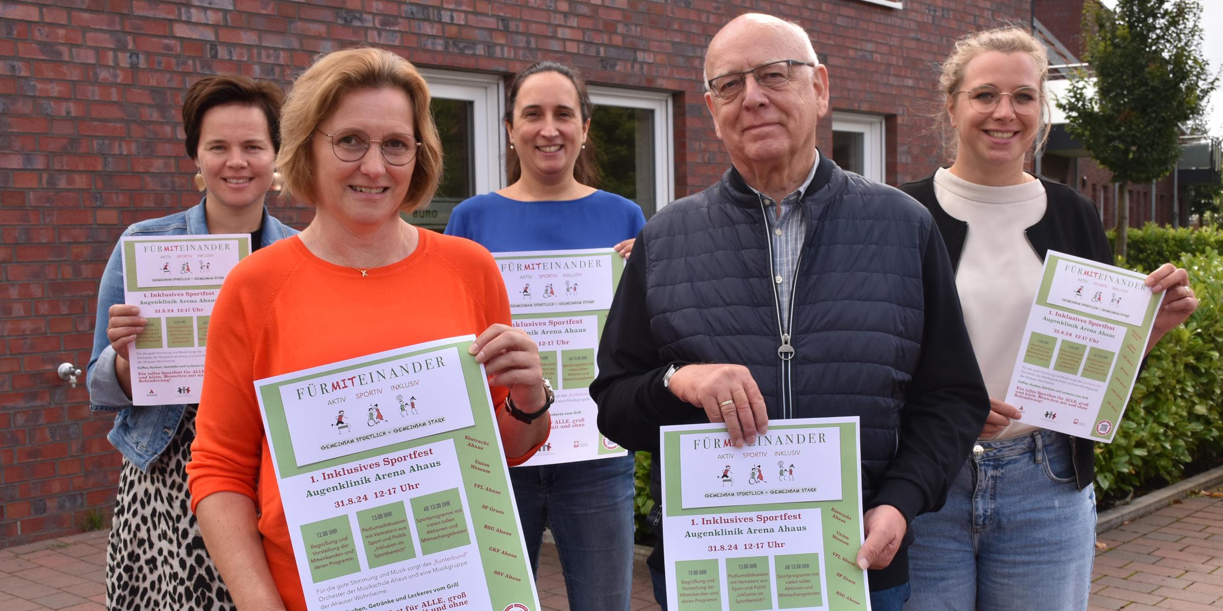 Romy Schwietering (Caritas), Heike Mönkediek (Eltern- und Freundeskreis), Juliane Hartmann (Caritas), Herbert Boier (Eltern- und Freundeskreis) und Lisa Bagus (Caritas; v.l.) freuen sich auf zahlreiche Besucher beim 1. Inklusiven Sportfest in Ahaus.