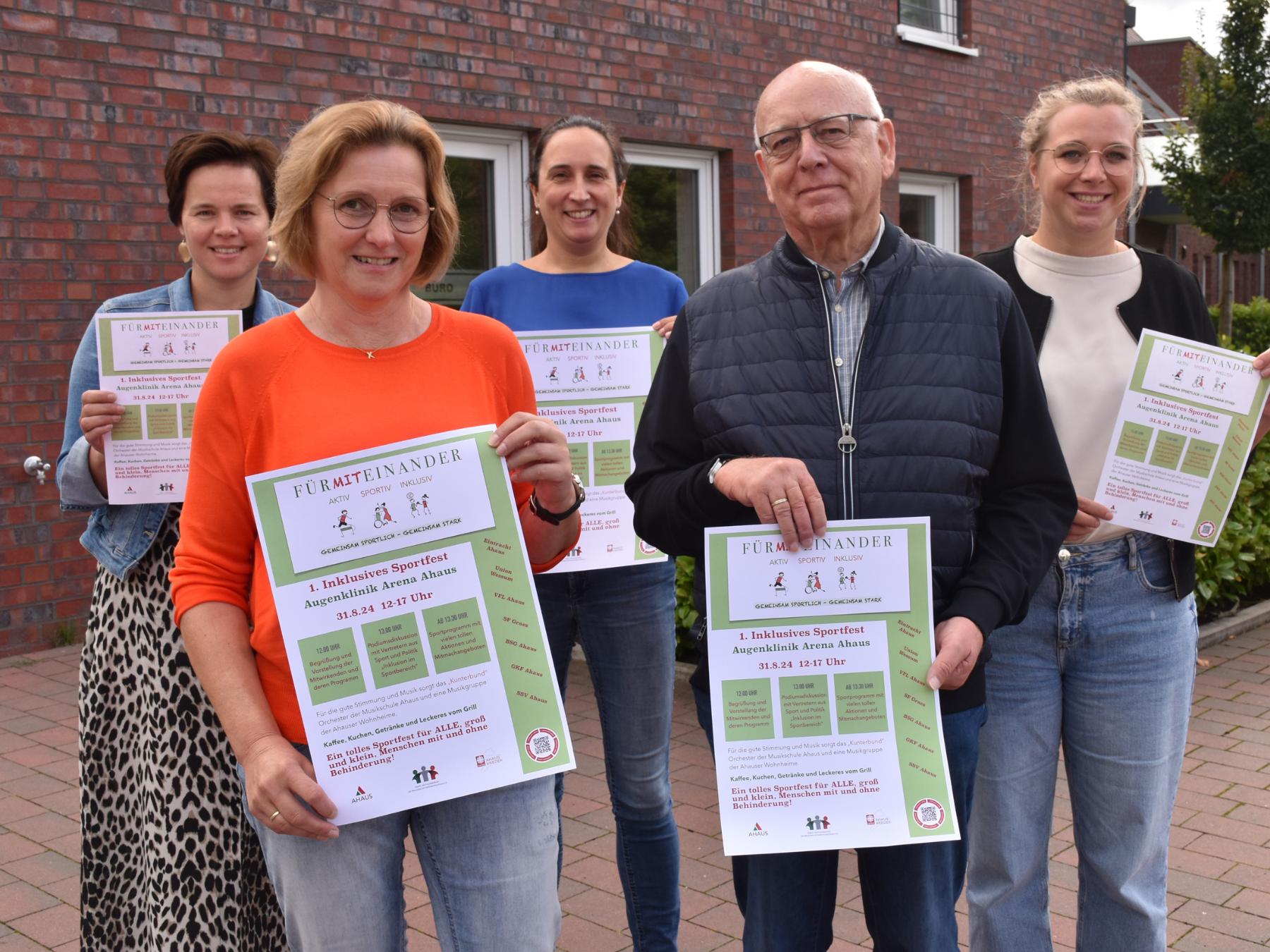 Romy Schwietering (Caritas), Heike Mönkediek (Eltern- und Freundeskreis), Juliane Hartmann (Caritas), Herbert Boier (Eltern- und Freundeskreis) und Lisa Bagus (Caritas; v.l.) freuen sich auf zahlreiche Besucher beim 1. Inklusiven Sportfest in Ahaus.