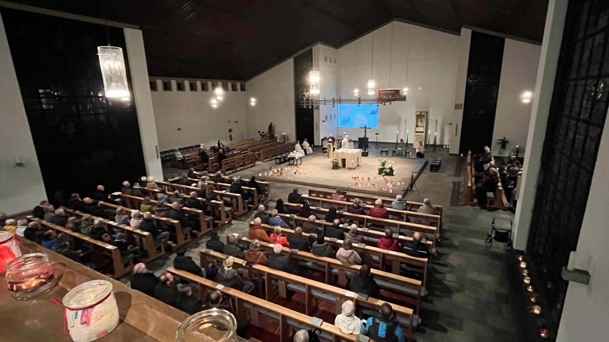 Die Vorabendmesse in St. Joseph in Stadtlohn  stand ganz im Zeichen der bundesweiten Solidaritätskation '#EineMillionSterne