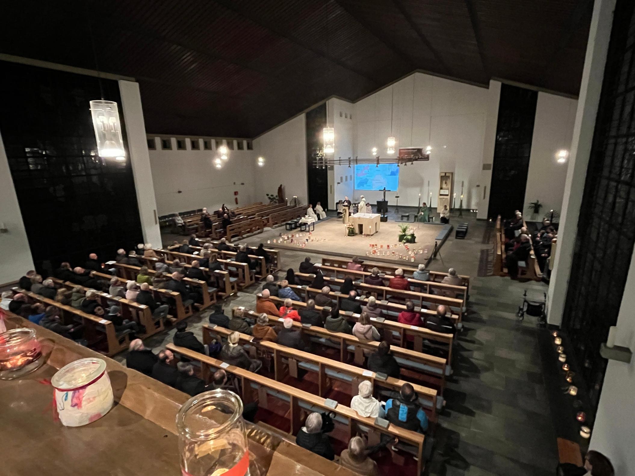 Die Vorabendmesse in St. Joseph in Stadtlohn  stand ganz im Zeichen der bundesweiten Solidaritätskation '#EineMillionSterne