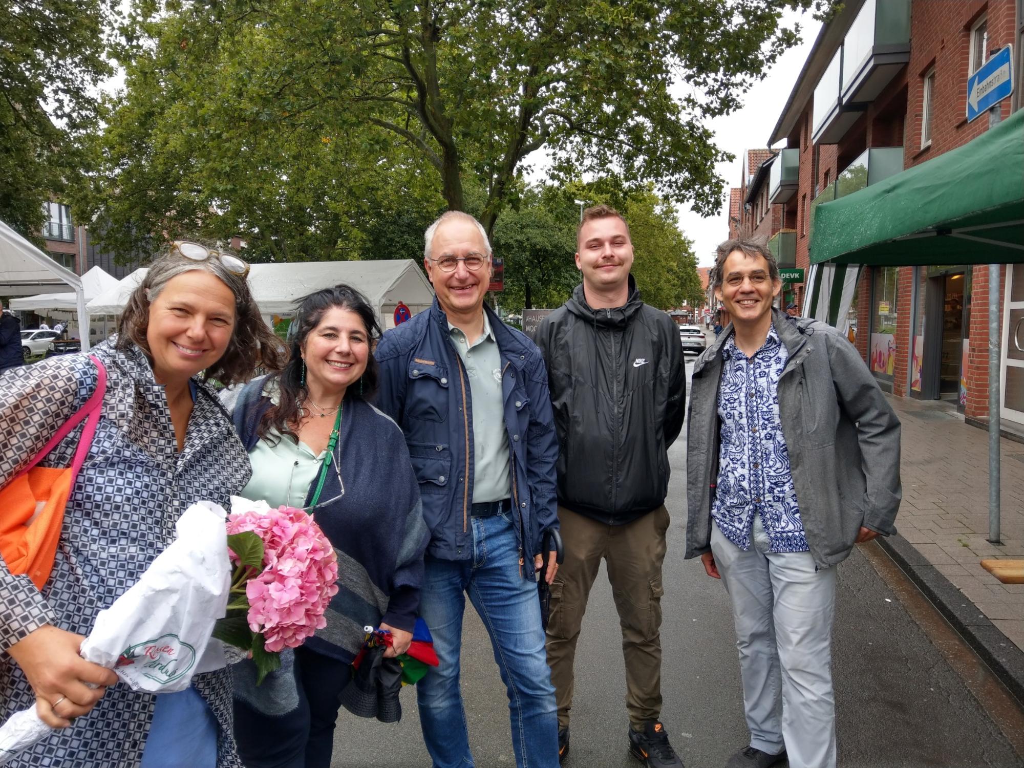 Mitarbeitende des Caritasverbandes Ahaus-Vreden mit dem Ahauser Beigeordneten Werner Leuker (M.) und VHS-Direktor Dr. Nikolaus Schneider (r.)