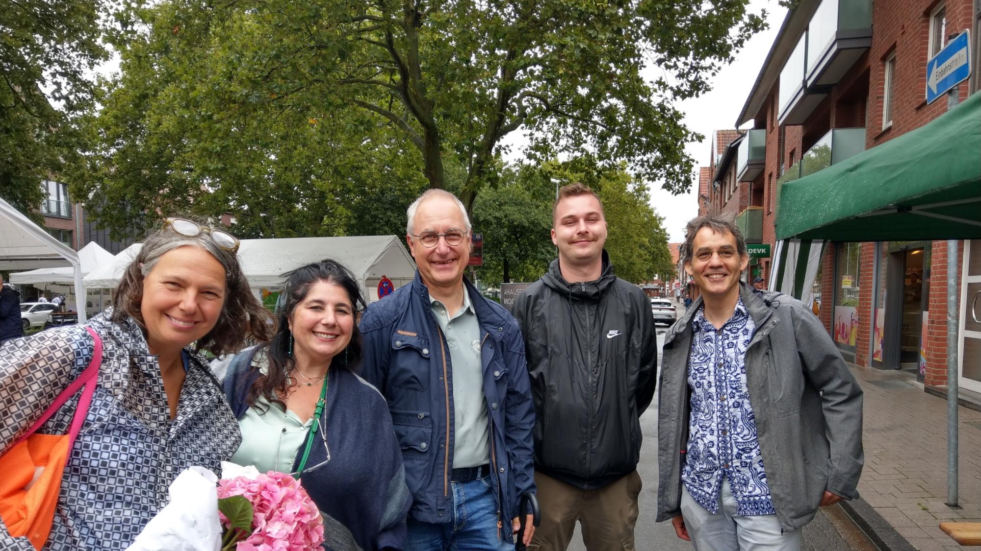 Mitarbeitende des Caritasverbandes Ahaus-Vreden mit dem Ahauser Beigeordneten Werner Leuker (M.) und VHS-Direktor Dr. Nikolaus Schneider (r.)