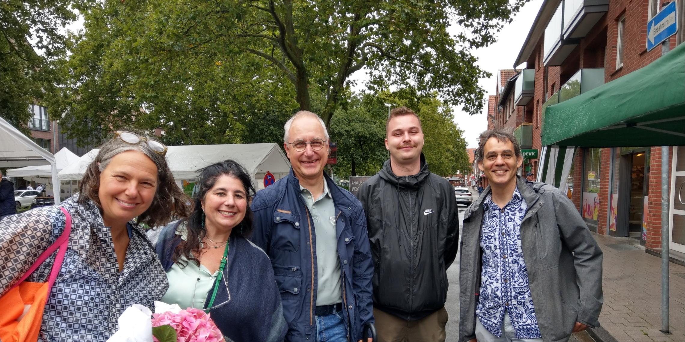 Mitarbeitende des Caritasverbandes Ahaus-Vreden mit dem Ahauser Beigeordneten Werner Leuker (M.) und VHS-Direktor Dr. Nikolaus Schneider (r.)