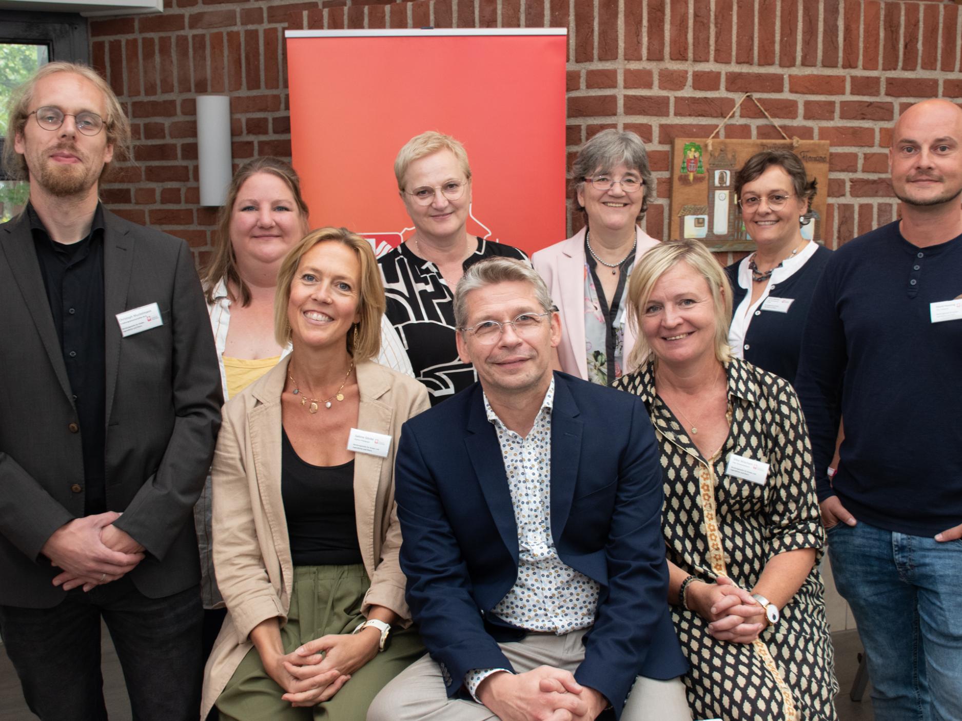 Caritas-Vorstand Peter Schwack (vorne M.) und das Team der Beratungsstelle in Epe.