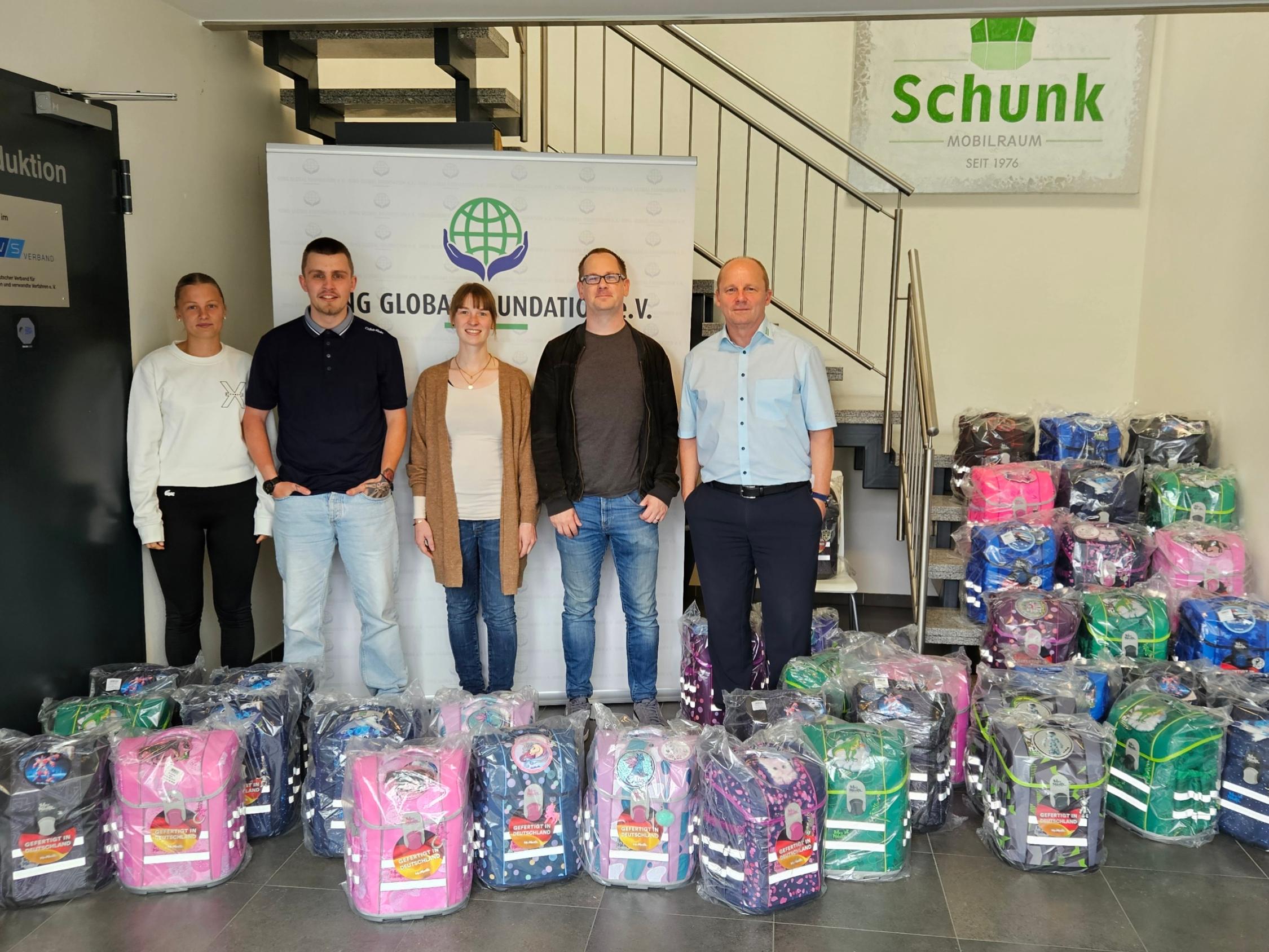 Hannah Oing, Dennis Oing, Denise Terhaar (youngcaritas), Mathias Wübbeling (Gemeindecaritas) und Dr. David Oing (v.l.).)