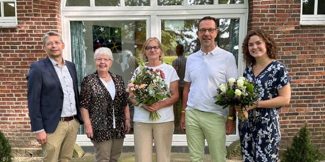 Ursula Weßeling (M.) wurde unter anderem von Caritas-Vorstand Peter Schwack (l.) in den Ruhestand verabschiedet. Julia Lauschus (r.) leitet nun den Hof Schünemann in Gronau.