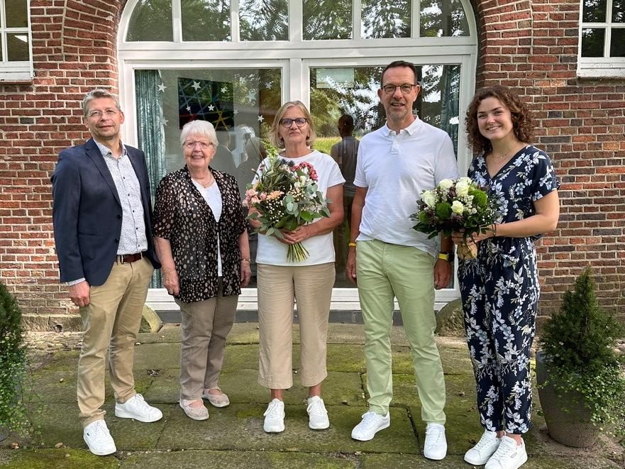 Ursula Weßeling (M.) wurde unter anderem von Caritas-Vorstand Peter Schwack (l.) in den Ruhestand verabschiedet. Julia Lauschus (r.) leitet nun den Hof Schünemann in Gronau.