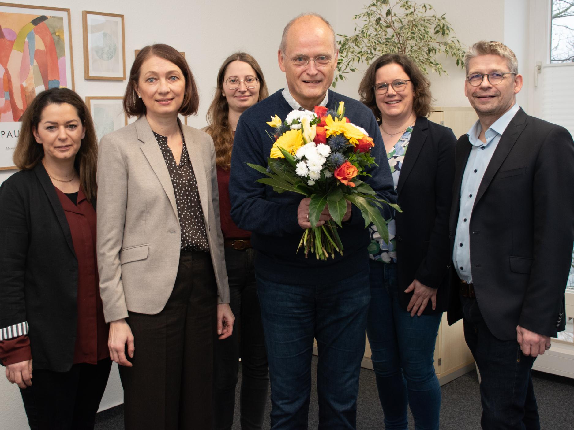 Dr. Reinhard Bur am Orde (3.v.r.) wurde als begleitender Teamarzt der Suchtberatungsstelle des Caritasverbande Ahaus-Vreden verabschiedet. Caritas-Vorstand Peter Schwack (r.) und Helena Schuhmacher (2.v.l., Leiterin der Beratungsstelle) würdigten die Arbeit des Neurologen. Nadja Salameh (l.), Stefanie Hartmann (3.v.l.) und Christiane Sönnekes (2.v.r) gehören zum Team der Suchtberatungsstelle.