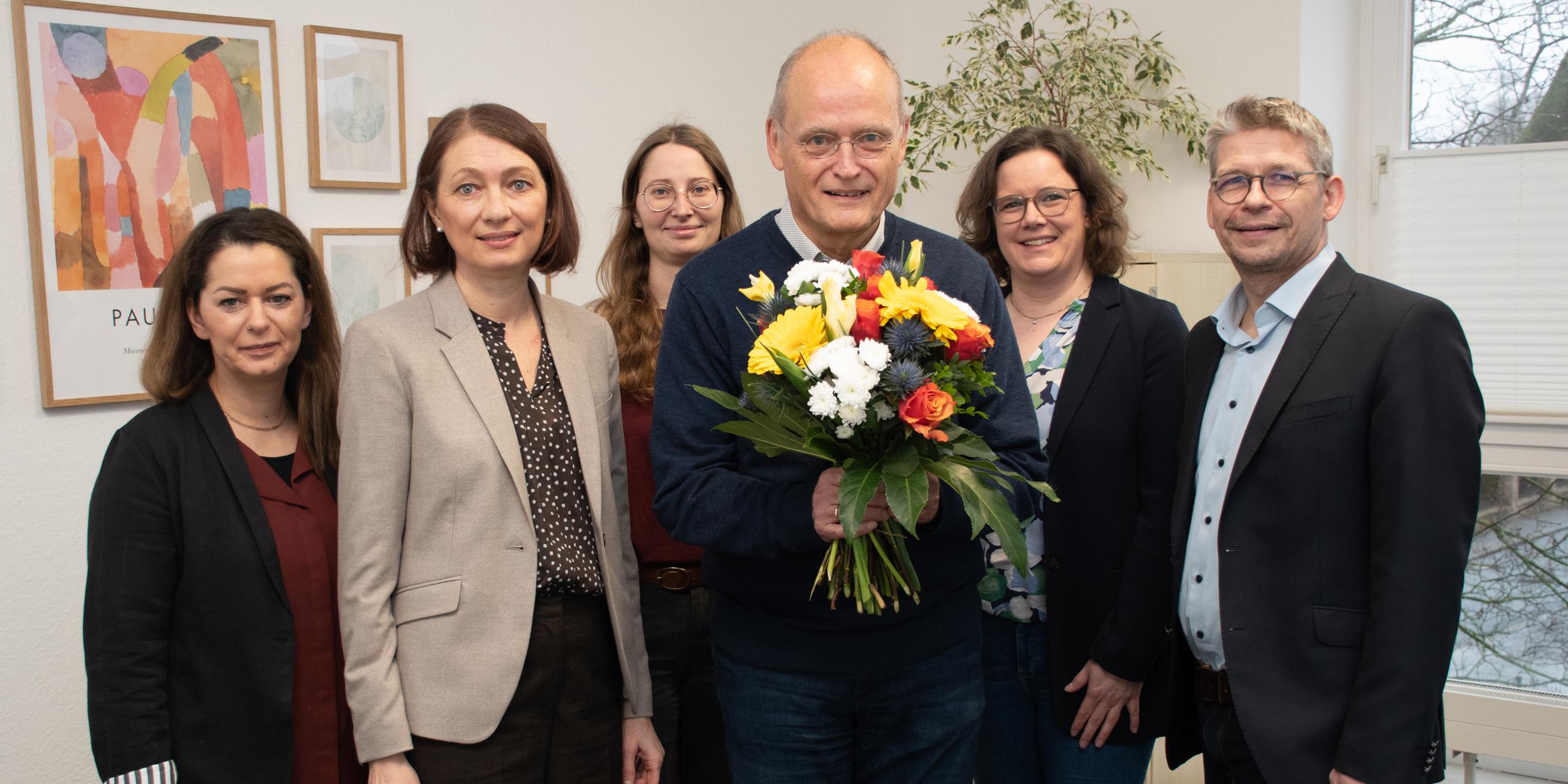 Dr. Reinhard Bur am Orde (3.v.r.) wurde als begleitender Teamarzt der Suchtberatungsstelle des Caritasverbande Ahaus-Vreden verabschiedet. Caritas-Vorstand Peter Schwack (r.) und Helena Schuhmacher (2.v.l., Leiterin der Beratungsstelle) würdigten die Arbeit des Neurologen. Nadja Salameh (l.), Stefanie Hartmann (3.v.l.) und Christiane Sönnekes (2.v.r) gehören zum Team der Suchtberatungsstelle.