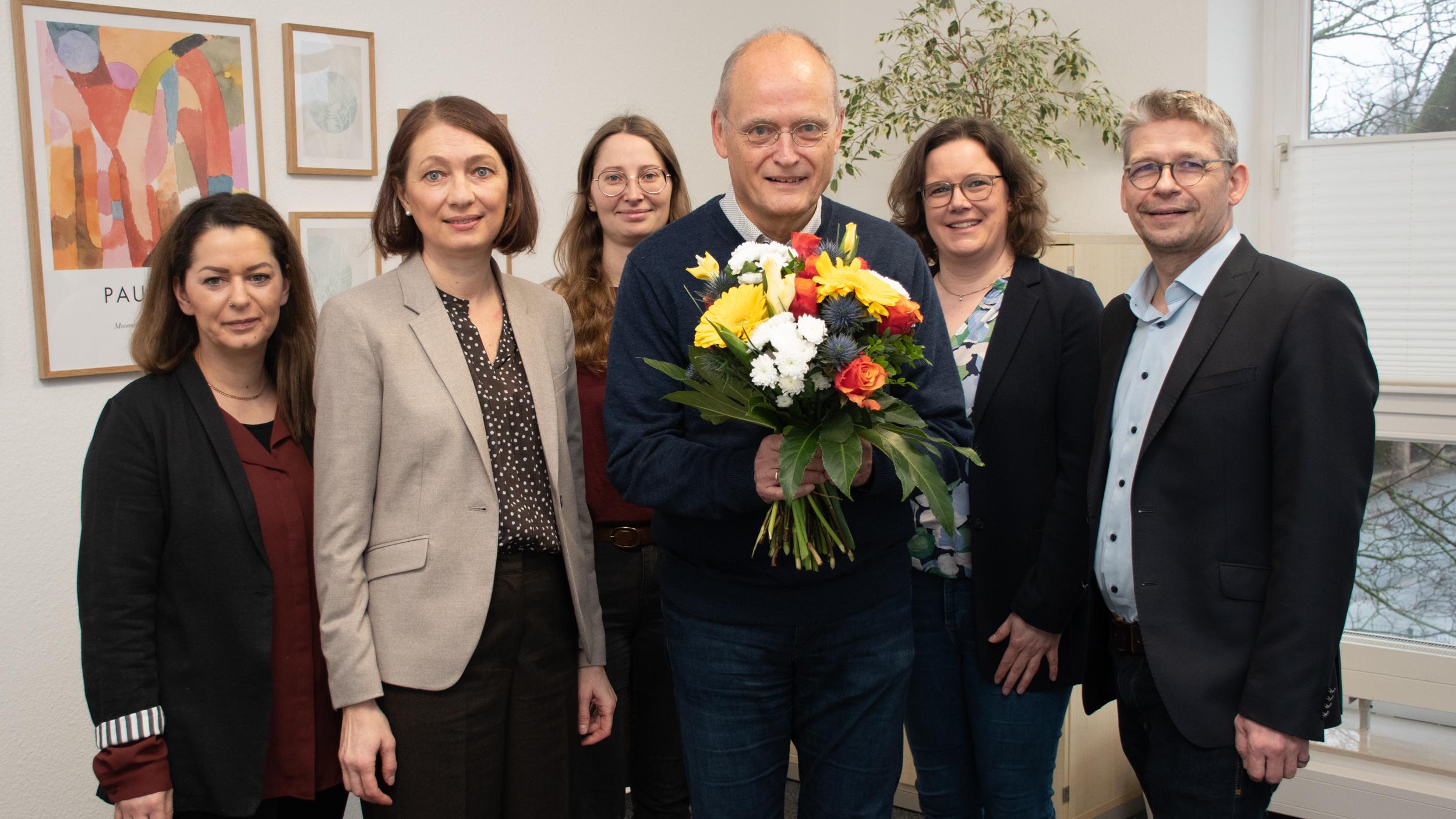 Dr. Reinhard Bur am Orde (3.v.r.) wurde als begleitender Teamarzt der Suchtberatungsstelle des Caritasverbande Ahaus-Vreden verabschiedet. Caritas-Vorstand Peter Schwack (r.) und Helena Schuhmacher (2.v.l., Leiterin der Beratungsstelle) würdigten die Arbeit des Neurologen. Nadja Salameh (l.), Stefanie Hartmann (3.v.l.) und Christiane Sönnekes (2.v.r) gehören zum Team der Suchtberatungsstelle.