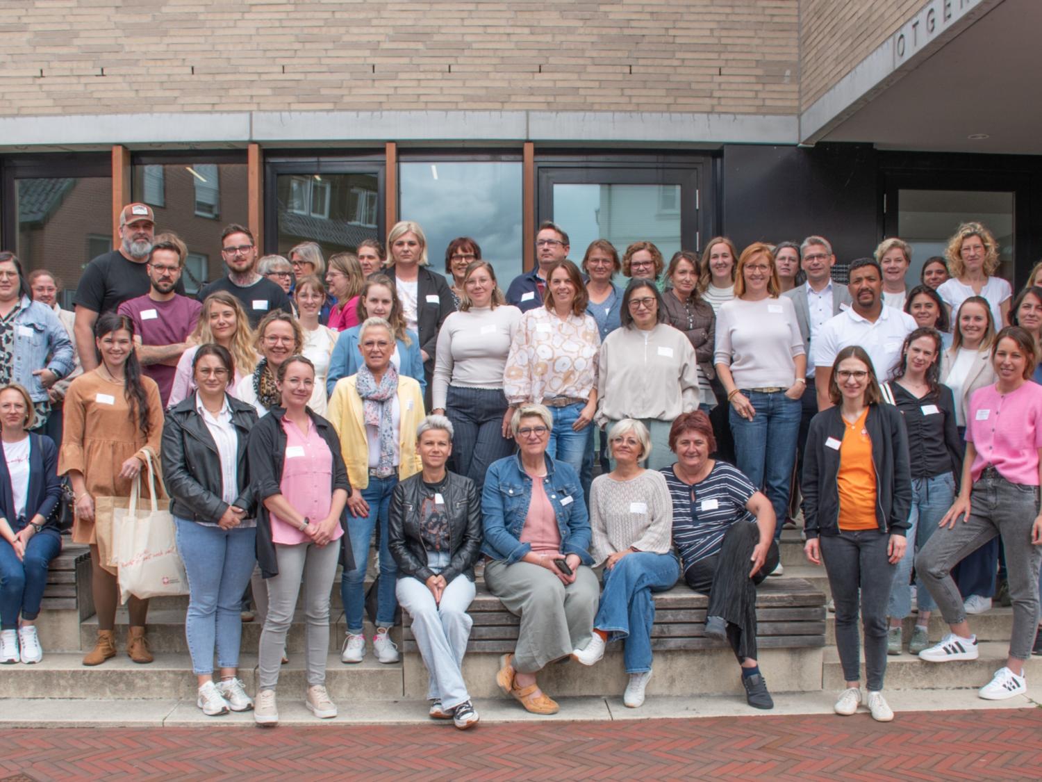 Willkommenstag: Das Bild zeigt neue Mitarbeitende sowie Fach- und Führungskräfte des Caritasverbandes Ahaus-Vreden.