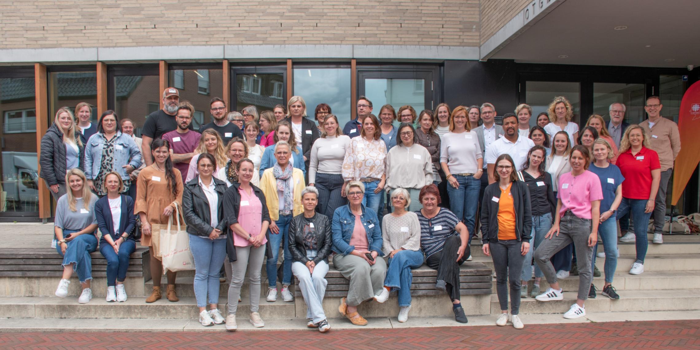 Willkommenstag: Das Bild zeigt neue Mitarbeitende sowie Fach- und Führungskräfte des Caritasverbandes Ahaus-Vreden.