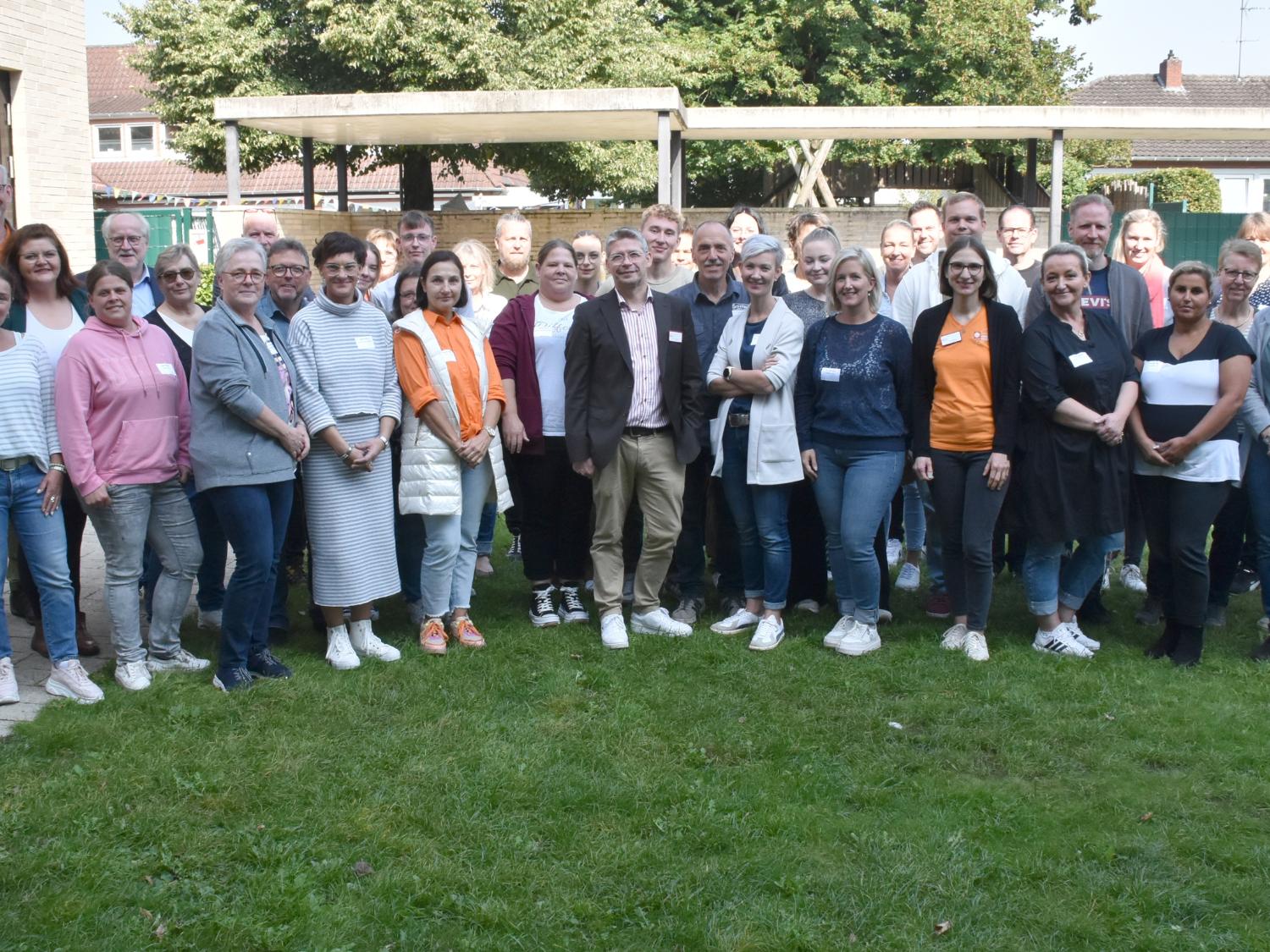 Willkommenstag: Das Bild zeigt neue Mitarbeitende und Führungskräfte des Caritasverbandes Ahaus-Vreden.