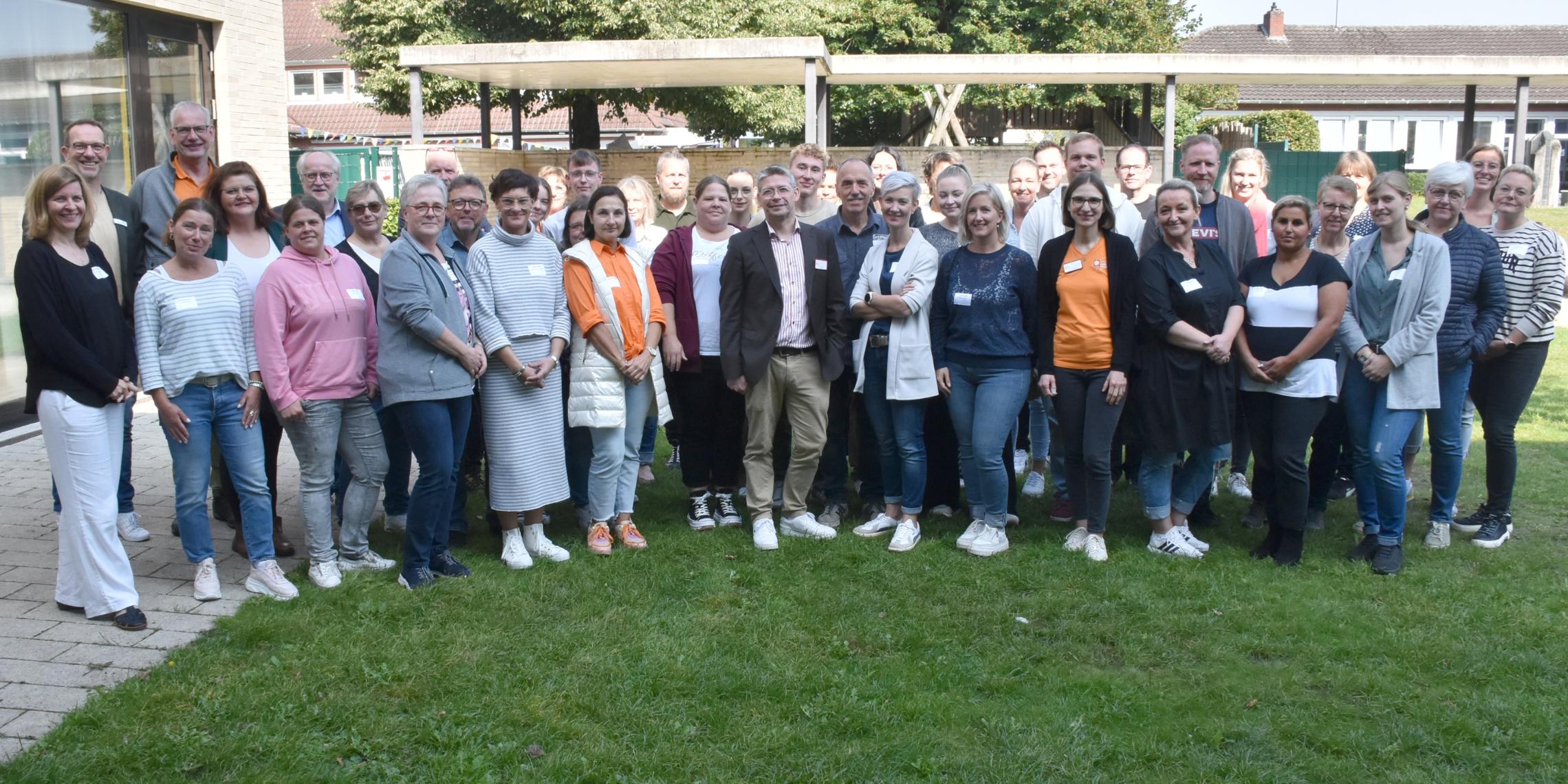Willkommenstag: Das Bild zeigt neue Mitarbeitende und Führungskräfte des Caritasverbandes Ahaus-Vreden.