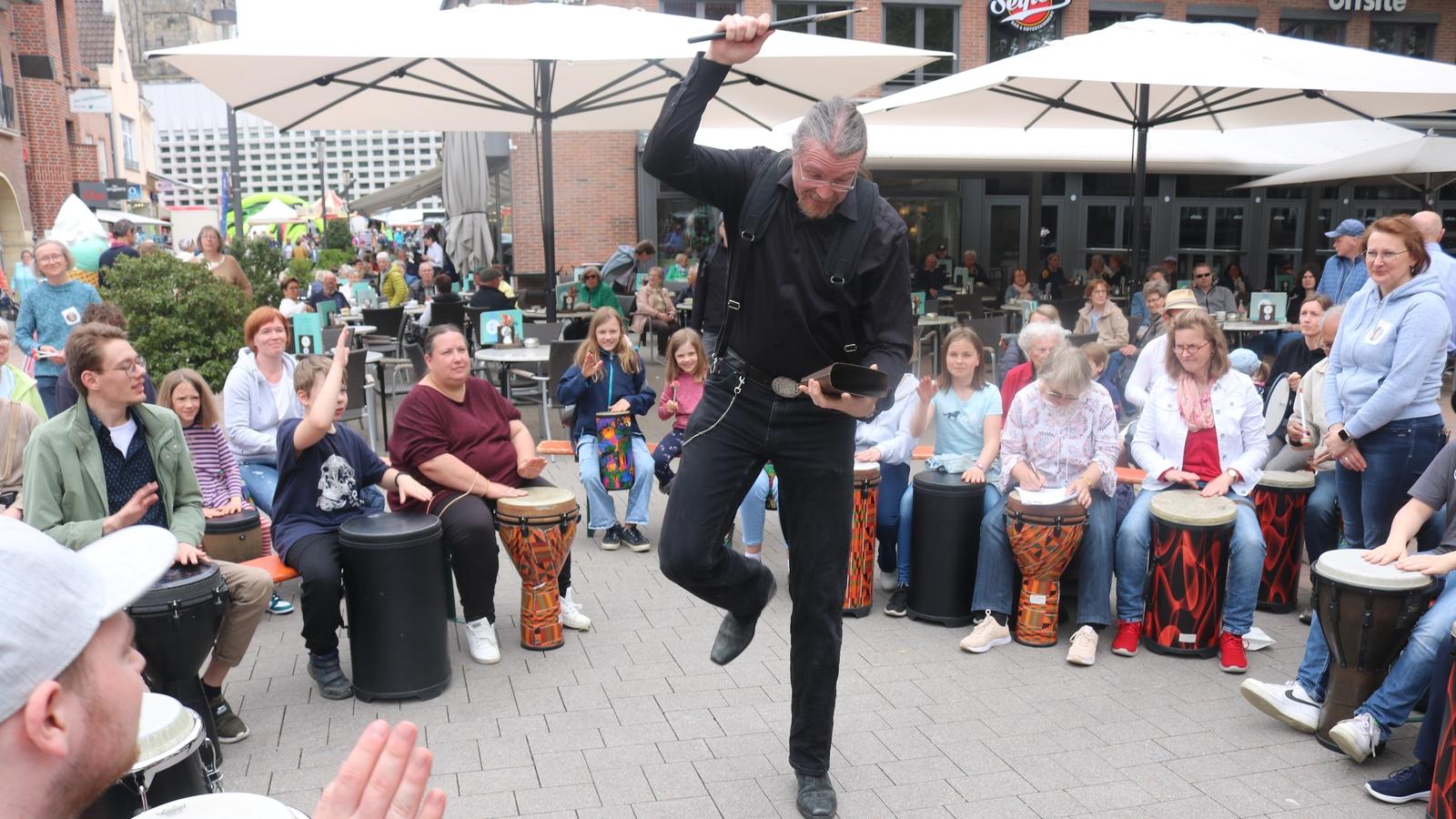 Trommeln für den guten Zweck: Unter der Anleitung von Musikschullehrer Nikolas Geschwill findet am 25. Mai 2024 auf dem Ahauser Rathausplatz ein großer Drumcircle statt.