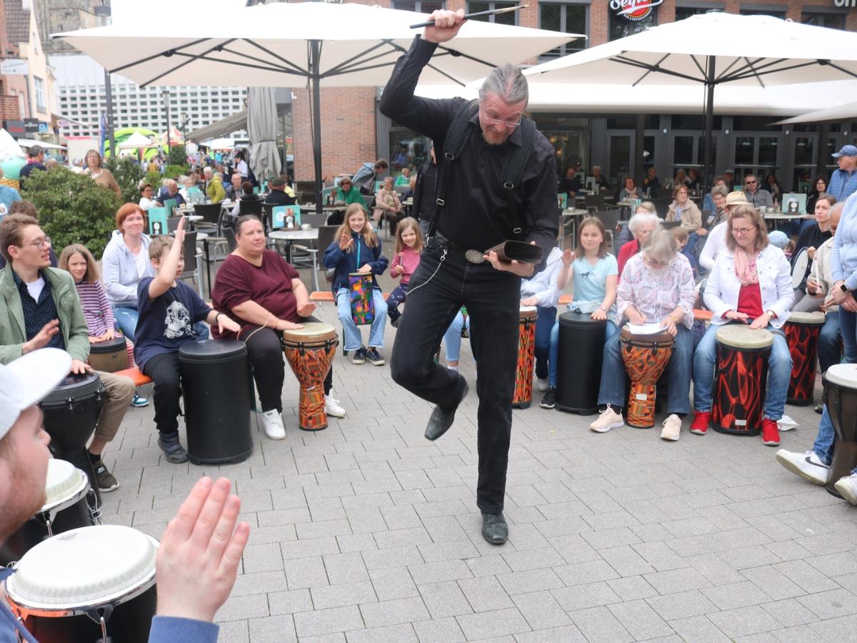 Trommeln für den guten Zweck: Unter der Anleitung von Musikschullehrer Nikolas Geschwill findet am 25. Mai 2024 auf dem Ahauser Rathausplatz ein großer Drumcircle statt.