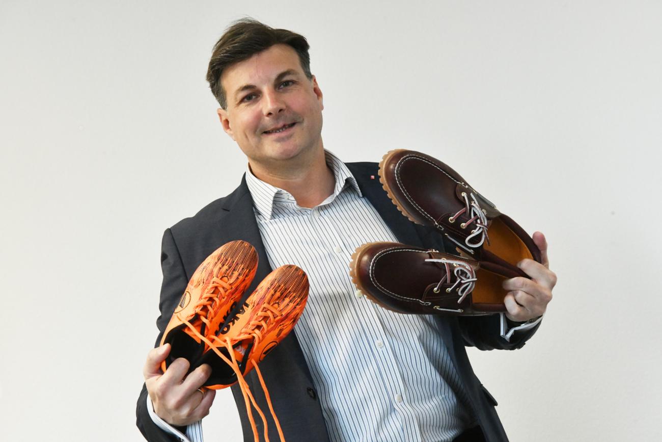 Schuhe unterschiedlicher Generationen sind Markenzeichen für das Verbindende der Jahreskampagne: Dominique Hopfenzitz mit den Fußballschuhen seines Sohnes und eigenen Schuhen.