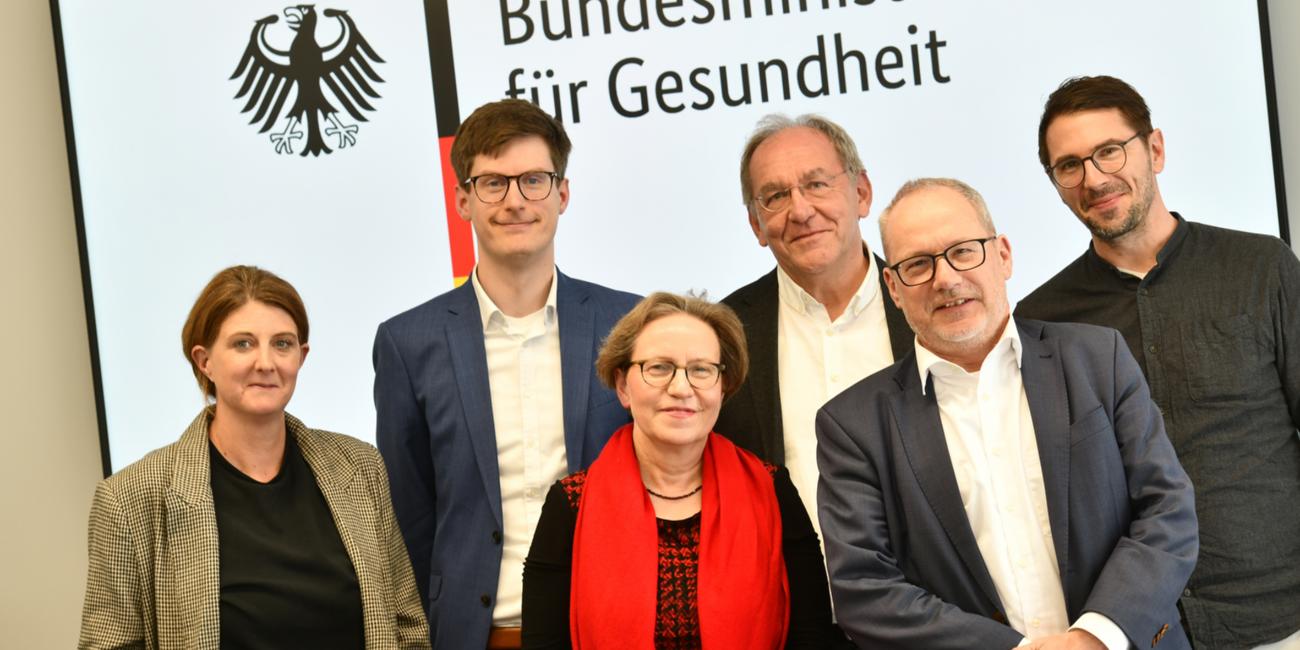 Die Situation der Pflege intensiv diskutiert (von links): Eva-Maria Matzker, Matthias Schmitt, Elisabeth Fix, der Abteilungsleiter Pflegeversicherung im Bundesministerium für Gesundheit, Dr. Albert Kern, Leiter der Unterabteilung „Pflegesicherung und -stärkung“ im Bundesministerium für Gesundheit, Dr. Martin Schölkopf, und Jonas Vorderwülbecke.