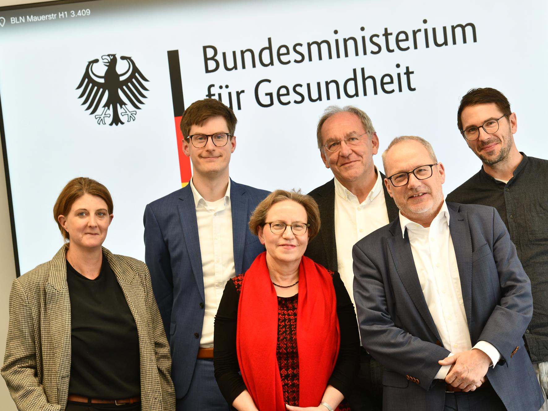 Die Situation der Pflege intensiv diskutiert (von links): Eva-Maria Matzker, Matthias Schmitt, Elisabeth Fix, der Abteilungsleiter Pflegeversicherung im Bundesministerium für Gesundheit, Dr. Albert Kern, Leiter der Unterabteilung „Pflegesicherung und -stärkung“ im Bundesministerium für Gesundheit, Dr. Martin Schölkopf, und Jonas Vorderwülbecke.