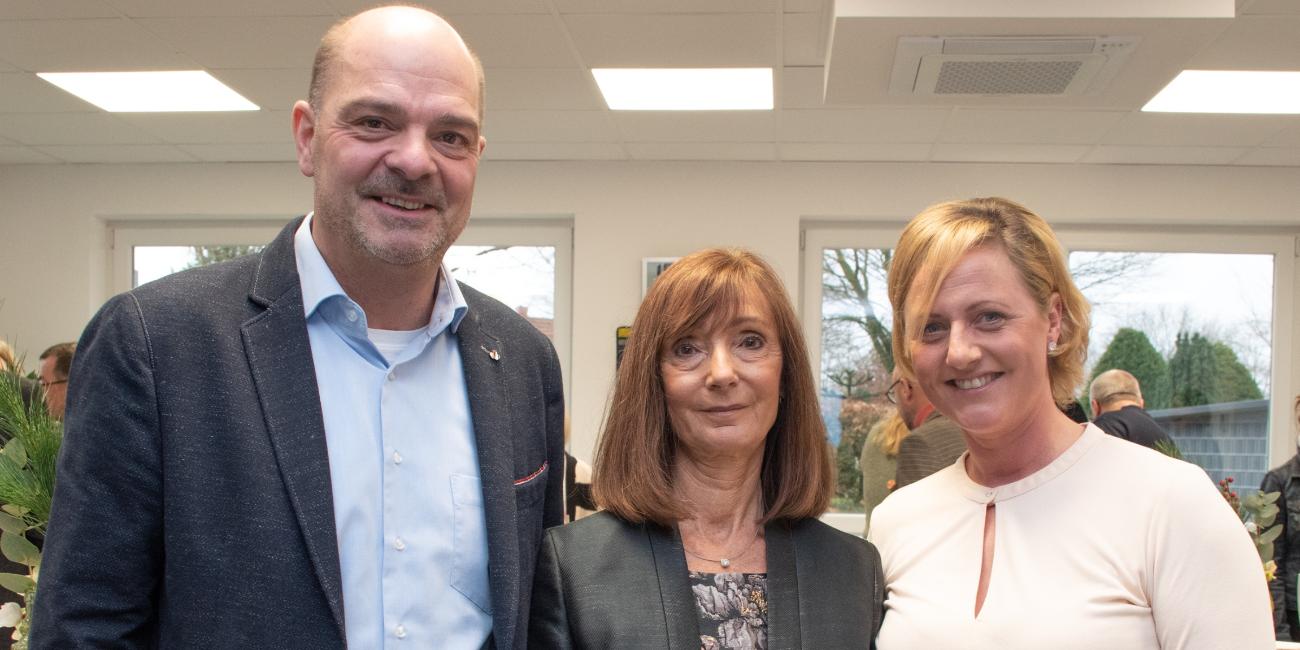 Neu-Ruheständlerin Gaby Schulze Dinkelborg (M.) mit Geschäftsbereichsleiter Karsten Bomheuer und Julia von der Wroge (Leiterin Referat Fort- und Weiterbildung).