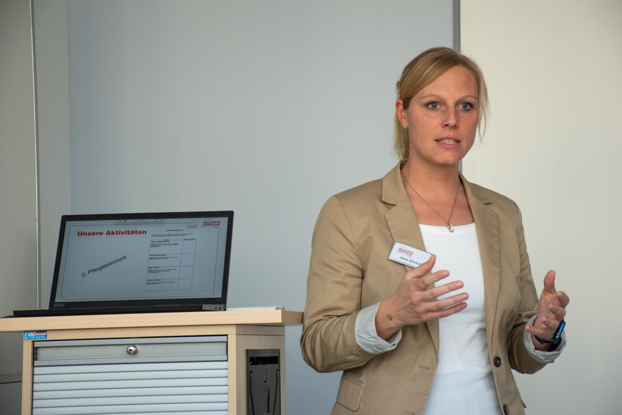 Lehrerin Anna Zywitzki vom Caritas Bildungszentrum stellte die Aufgaben der Pflegebotschafter vor.