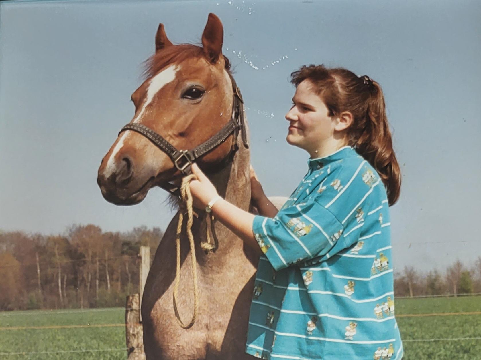 Silke Uelsmann (damals 13 Jahre alt) und ihr erstes Pony 'Beauty'. Die Aufnahme entstand 1989.