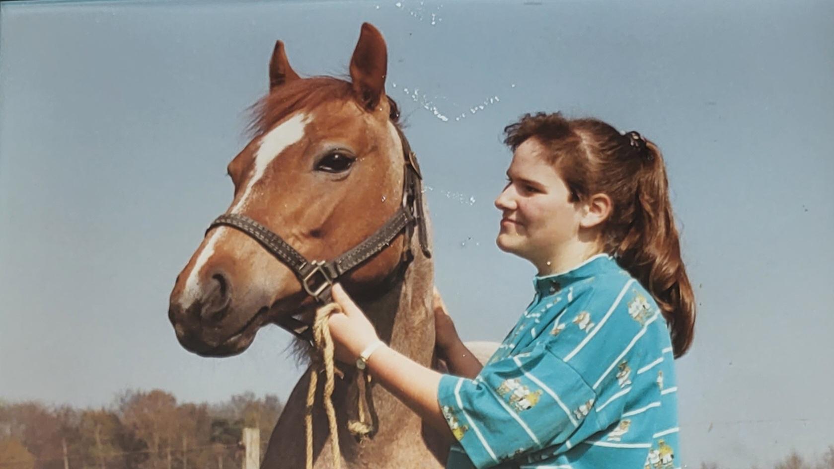 Silke Uelsmann (damals 13 Jahre alt) und ihr erstes Pony 'Beauty'. Die Aufnahme entstand 1989.