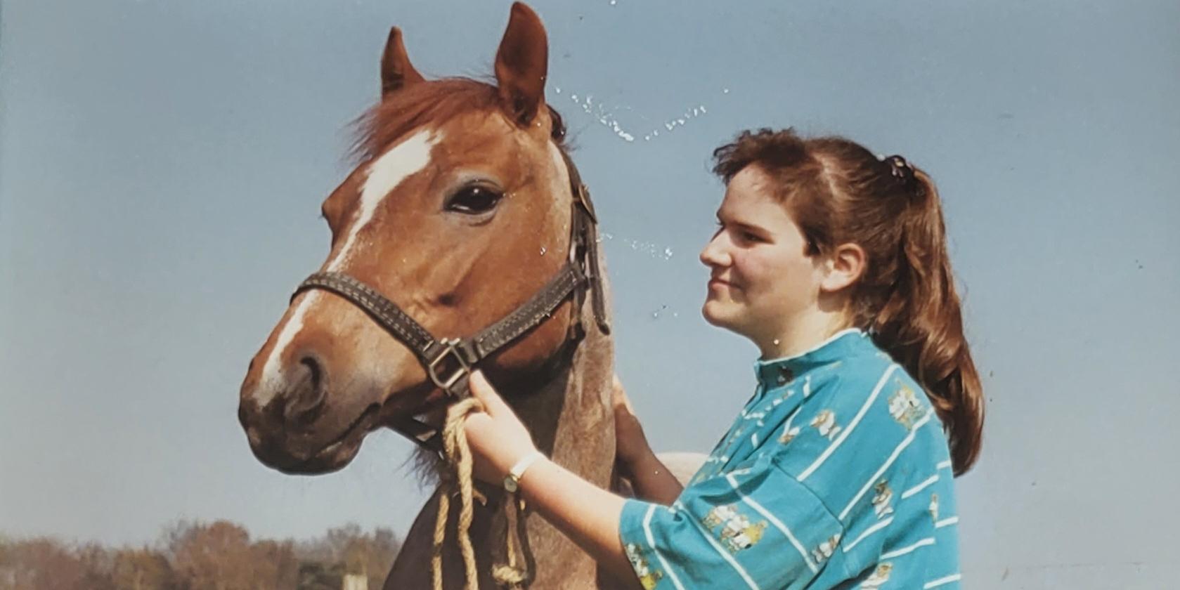 Silke Uelsmann (damals 13 Jahre alt) und ihr erstes Pony 'Beauty'. Die Aufnahme entstand 1989.