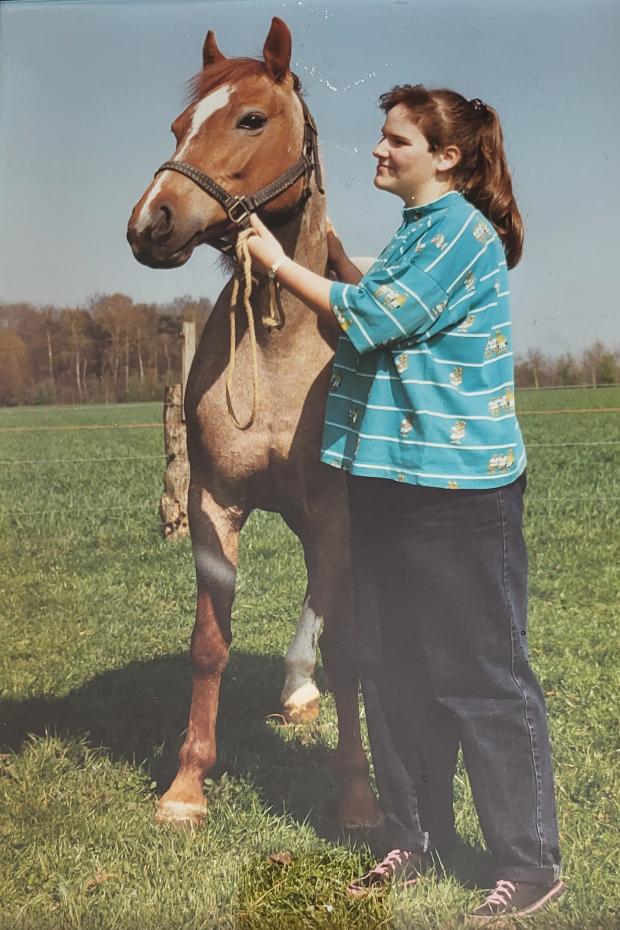 Silke Uelsmann (damals 13 Jahre alt) und ihr erstes Pony 'Beauty'. Die Aufnahme entstand 1989.