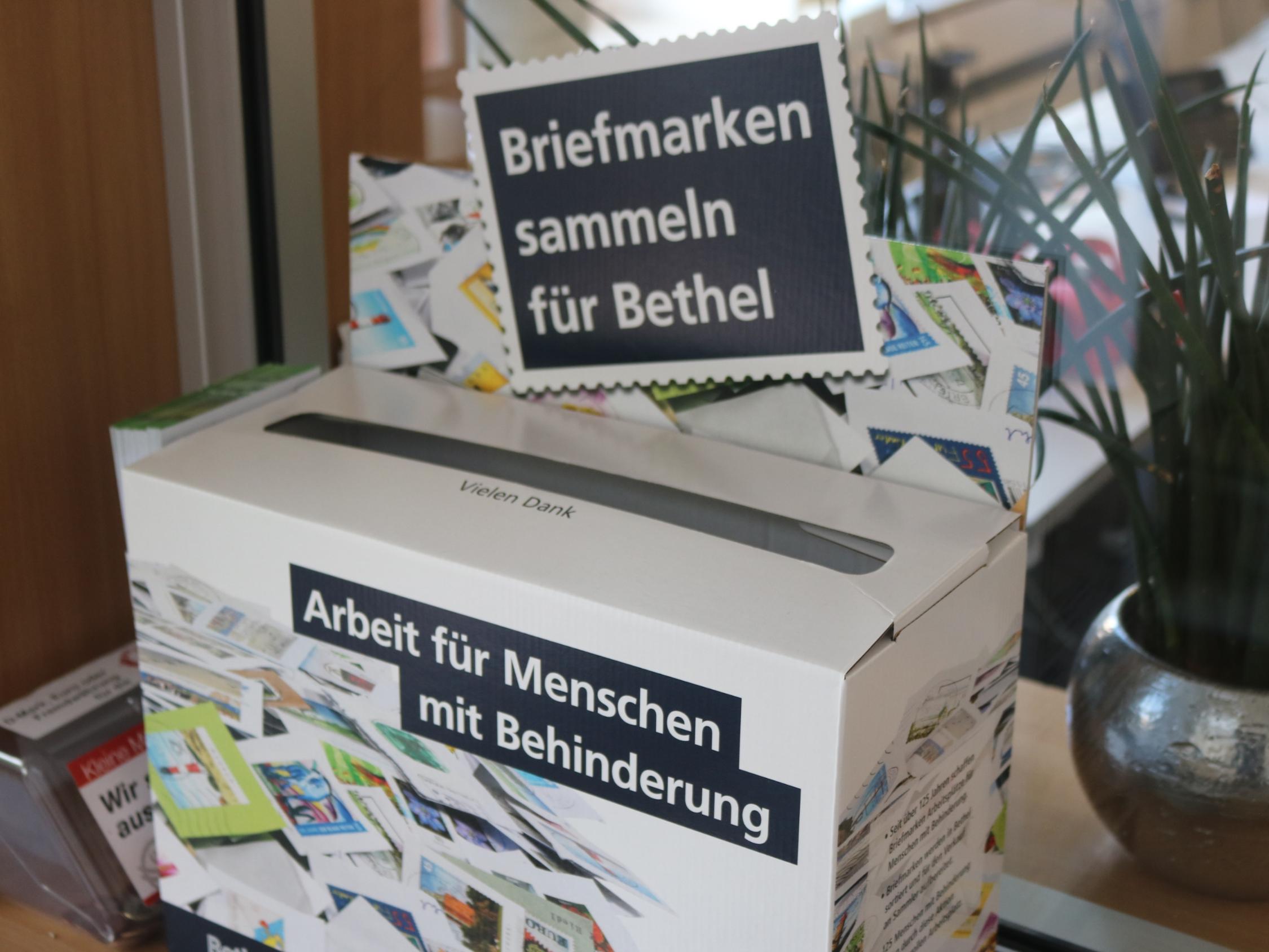 Im Haus der Beratung gibt es jetzt eine Sammelstelle für Briefmarken.