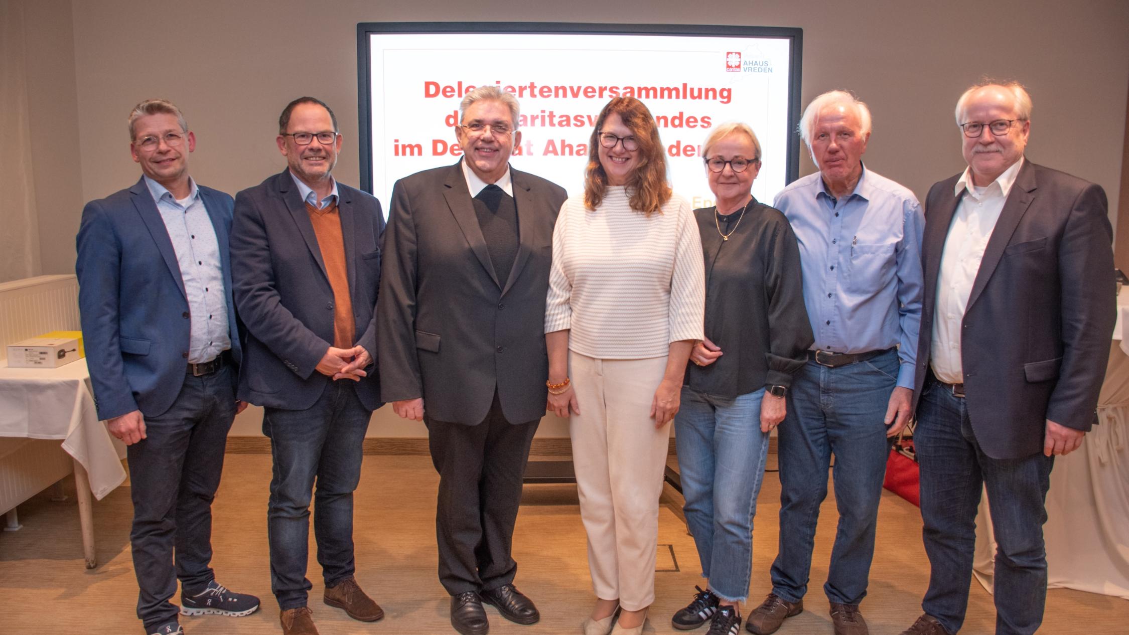 Bei den Wahlen zum Caritasrat wurden Karola Voß (M.), Monika Oing (3.v.r.), Engelbert Philips (2.v.r.) und Pfarrer Stefan Scho (als Vorsitzender; 3.v.l.) erneut als Mitglieder bestätigt. Das Bild zeigt sie zusammen mit den Caritas-Vorständen Peter Schwack (l.), Hans-Peter Merzbach (2.v.l.) und Matthias Wittland (r.).
