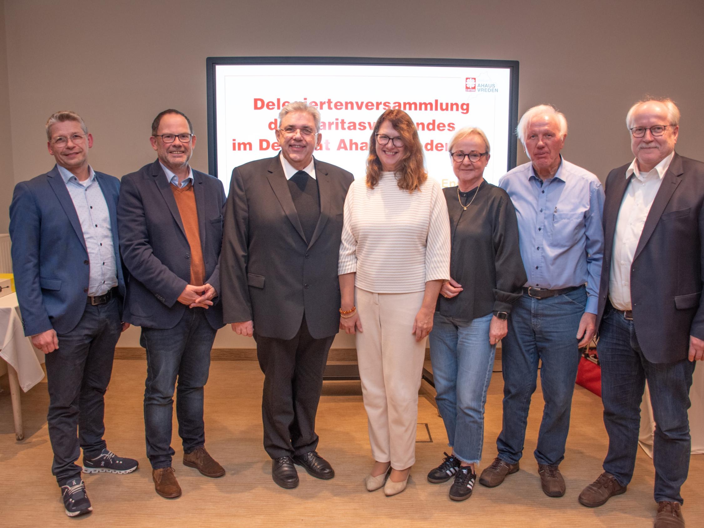 Bei den Wahlen zum Caritasrat wurden Karola Voß (M.), Monika Oing (3.v.r.), Engelbert Philips (2.v.r.) und Pfarrer Stefan Scho (als Vorsitzender; 3.v.l.) erneut als Mitglieder bestätigt. Das Bild zeigt sie zusammen mit den Caritas-Vorständen Peter Schwack (l.), Hans-Peter Merzbach (2.v.l.) und Matthias Wittland (r.).