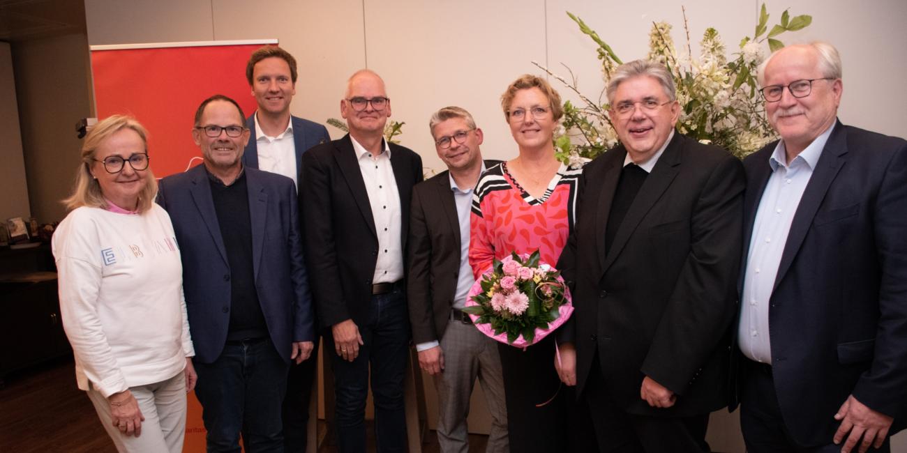 Monika Oing (Caritasrat), Hans-Peter Merzbach (Vorstand), Julian Boonk (Caritasrat), Reinhard Kondring (Caritasrat), Peter Schwack (Vorstand), Marion Nolte (neu im Caritasrat), Pfarrer Stefan Scho (Vorsitzender Caritasrat), Matthias Wittland (Vorstand; v.l.).