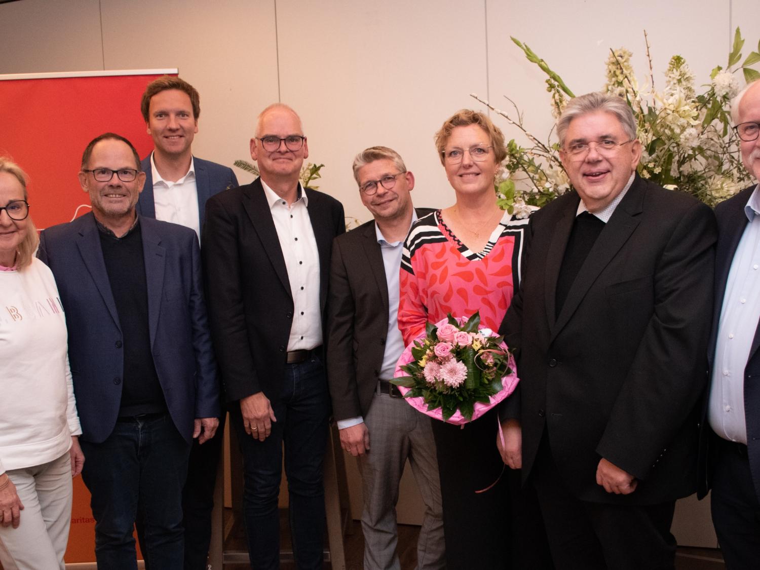 Monika Oing (Caritasrat), Hans-Peter Merzbach (Vorstand), Julian Boonk (Caritasrat), Reinhard Kondring (Caritasrat), Peter Schwack (Vorstand), Marion Nolte (neu im Caritasrat), Pfarrer Stefan Scho (Vorsitzender Caritasrat), Matthias Wittland (Vorstand; v.l.).
