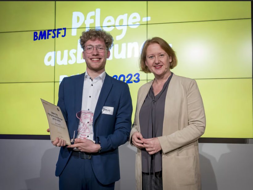 Dominik Kappelhoff mit dem Pflegeausbildungspreis 2023, den Lisa Paus, Bundesministerin für Familie, Senioren, Frauen und Jugend, ihm in Berlin überreichte.