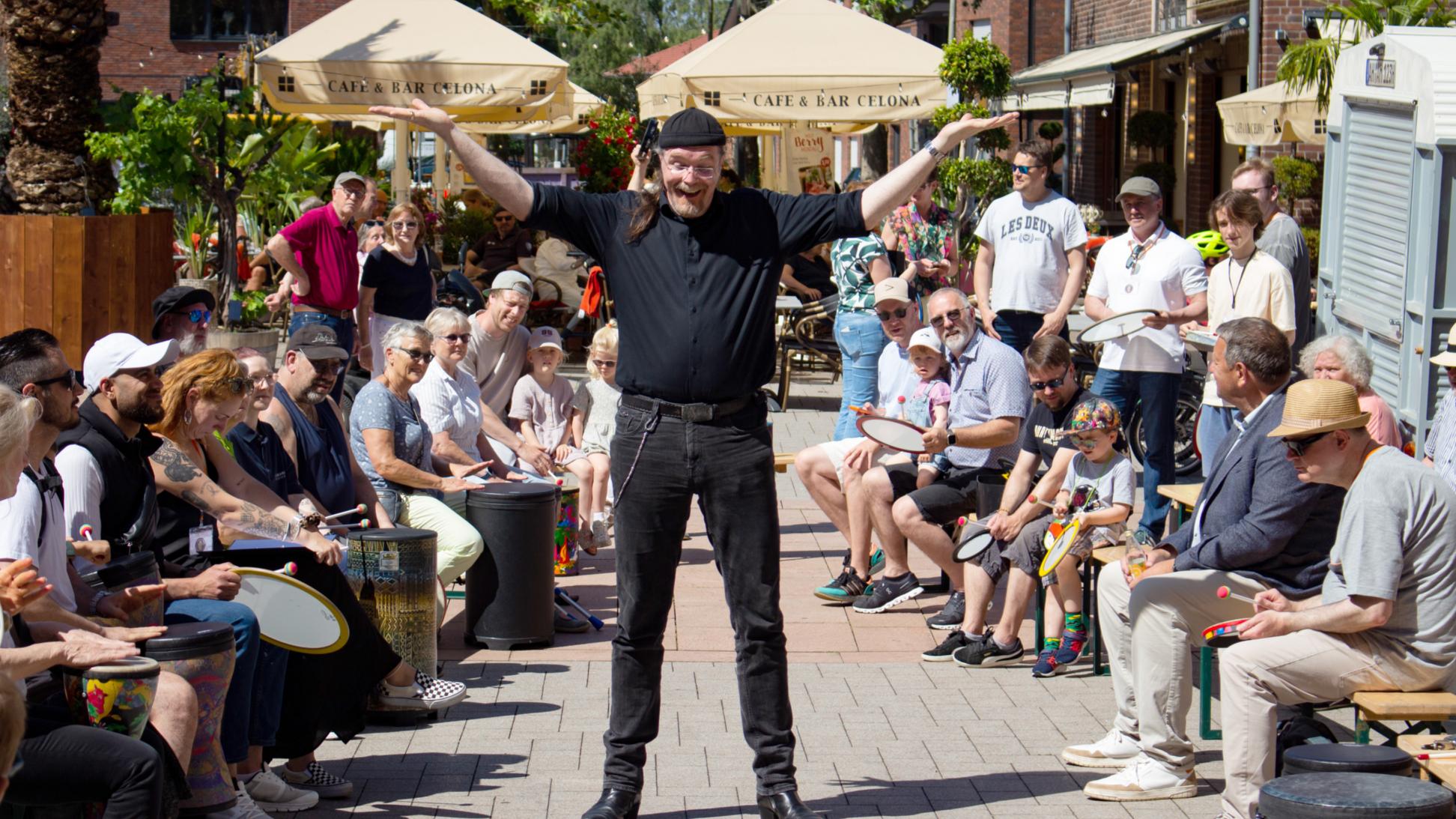Musikschullehrer Nikolas Geschwill beim Drumstrong 2026.