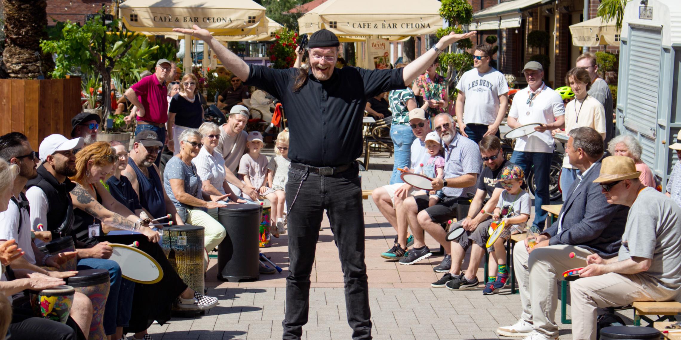 Musikschullehrer Nikolas Geschwill beim Drumstrong 2026.
