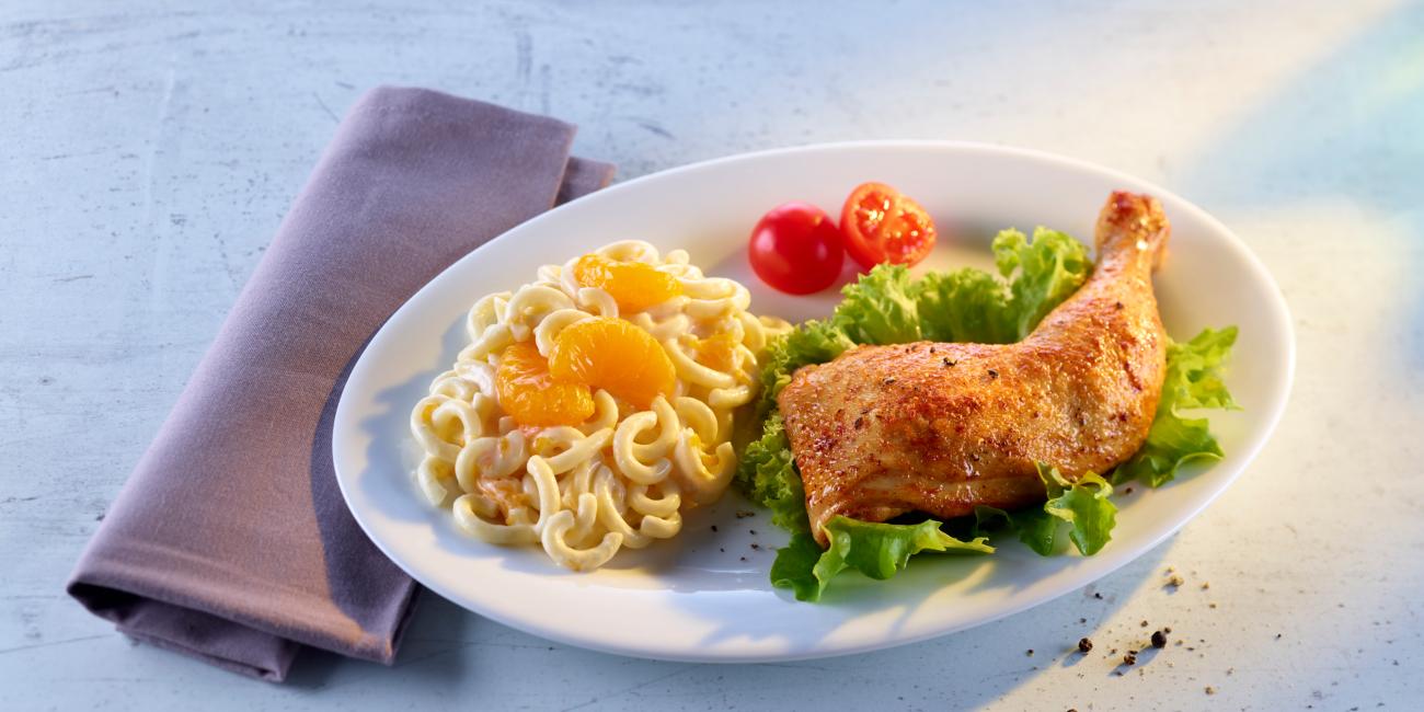Gebratene Hähnchenkeule mit Nudelsalat - nur eines von vielen Gerichten, die auf der Speisekarte beim Essen auf Rädern in Legden stehen.
