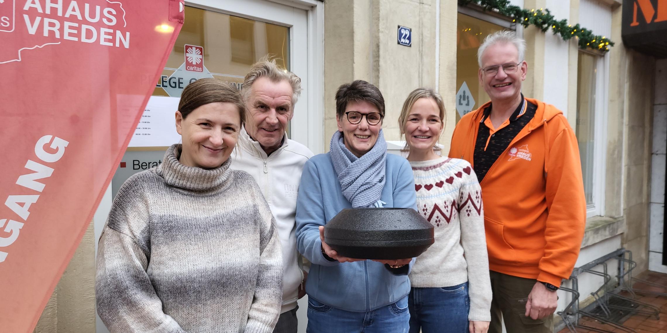 Monika Gehring und Dietmar Terlinde vom Altenwohnhaus St. Josef, Fahrerin Christel Bronstering sowie Claudia Fleige, Leiterin der Caritas Ambulante Pflege Legden und Uwe Bröcker vom Caritasverband Ahaus-Vreden.