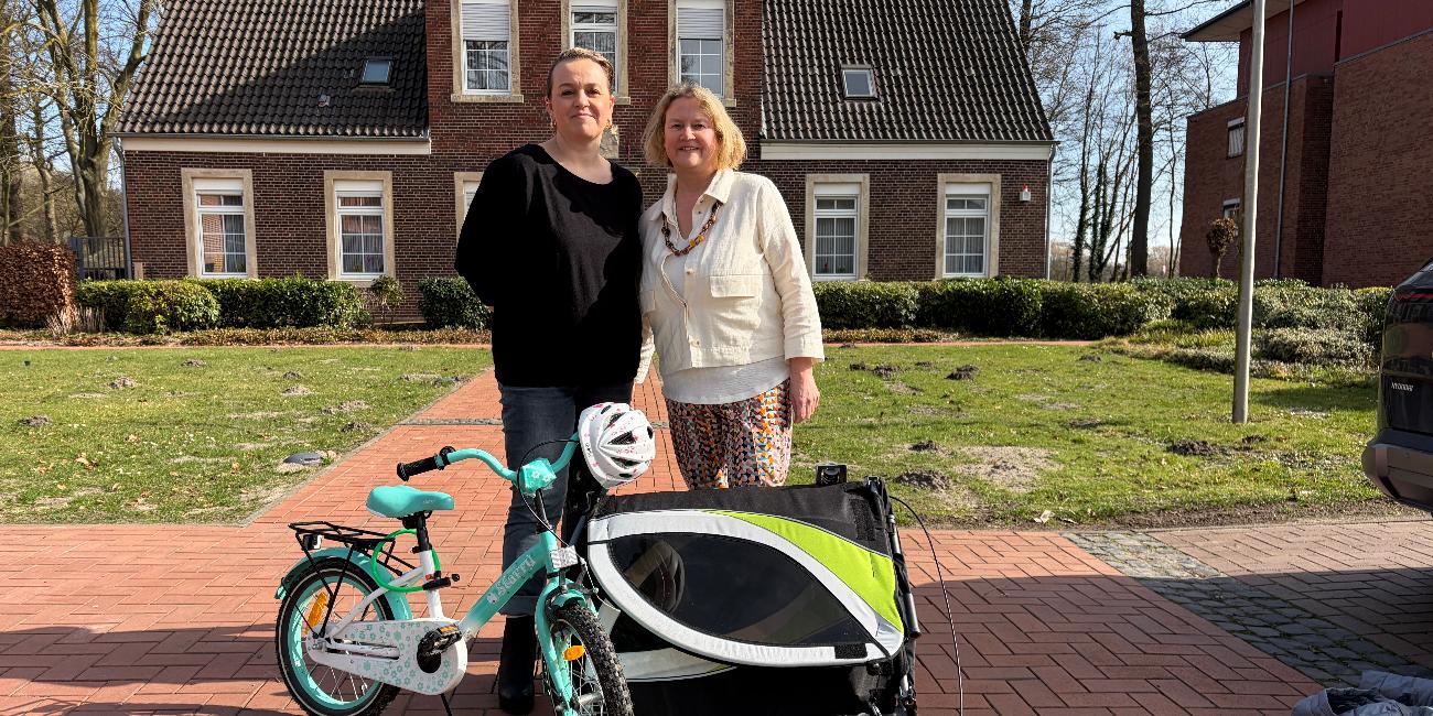 Tatjana Schönknecht (l.) übergab die Sachspende an Christel Mers von der Gemeindecaritas.
