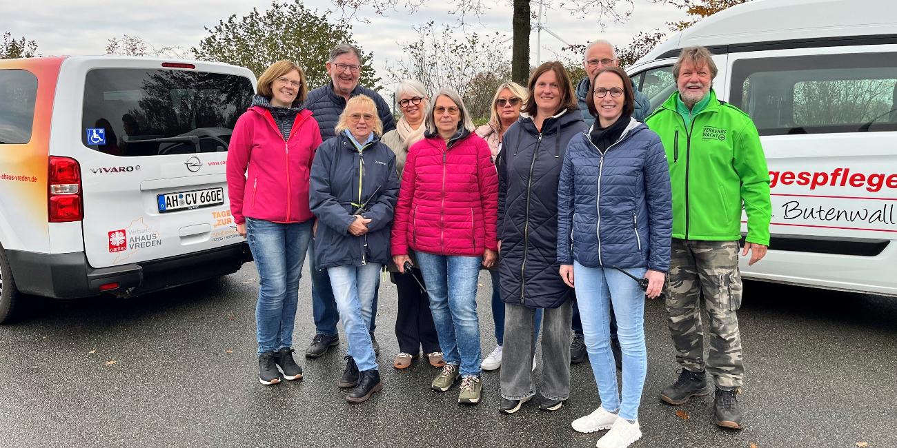 Die Teilnehmerinnen und Teilnehmer des Fahrsicherheitstrainings mit Fahrlehrer Udo Dahmer (r.).