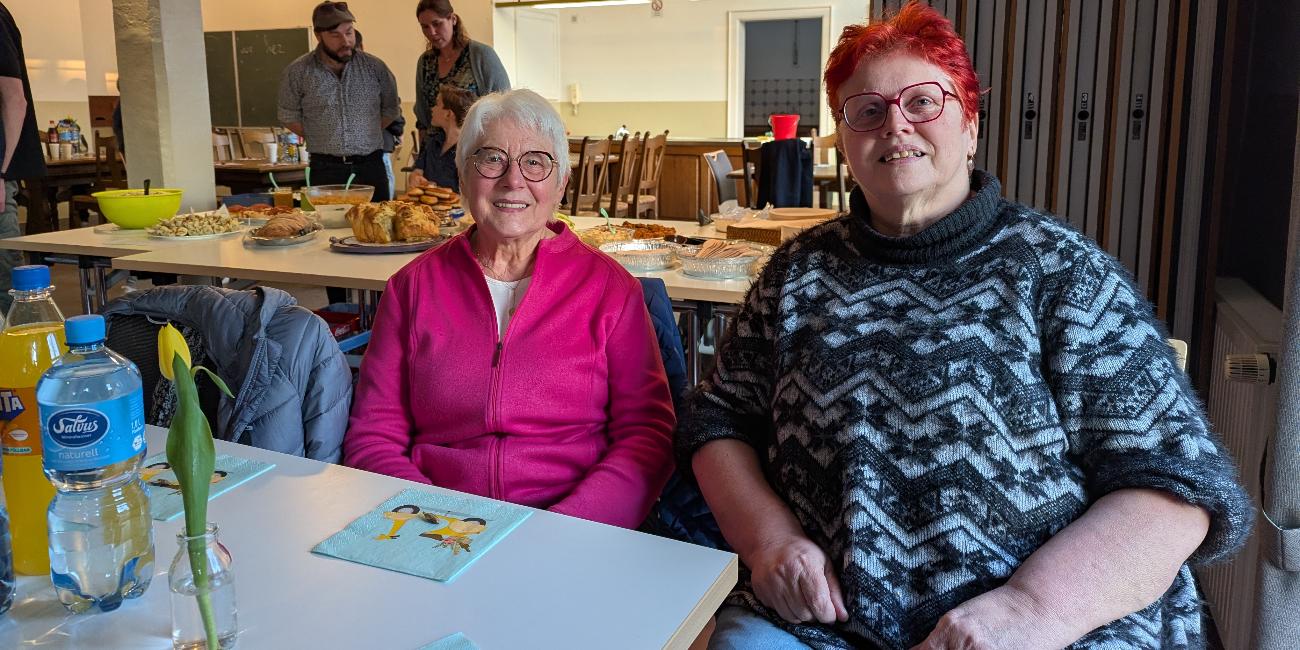 Zwei von vielen Gästen des Fastenbrechens: Pastoralreferentin Mechtild Sicking (r.) und Irmgard Laarveld (Pfarrcaritas Heek).