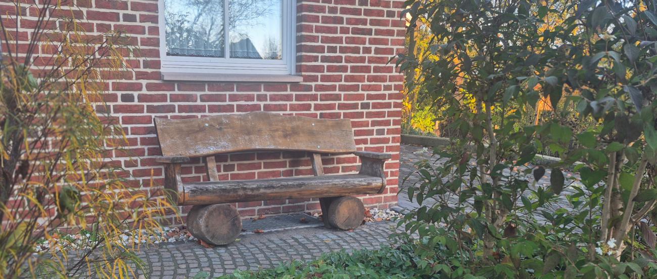 Die Bank vor dem Haus von Silke Uelsmann, auf der Josef sich ausruhte.