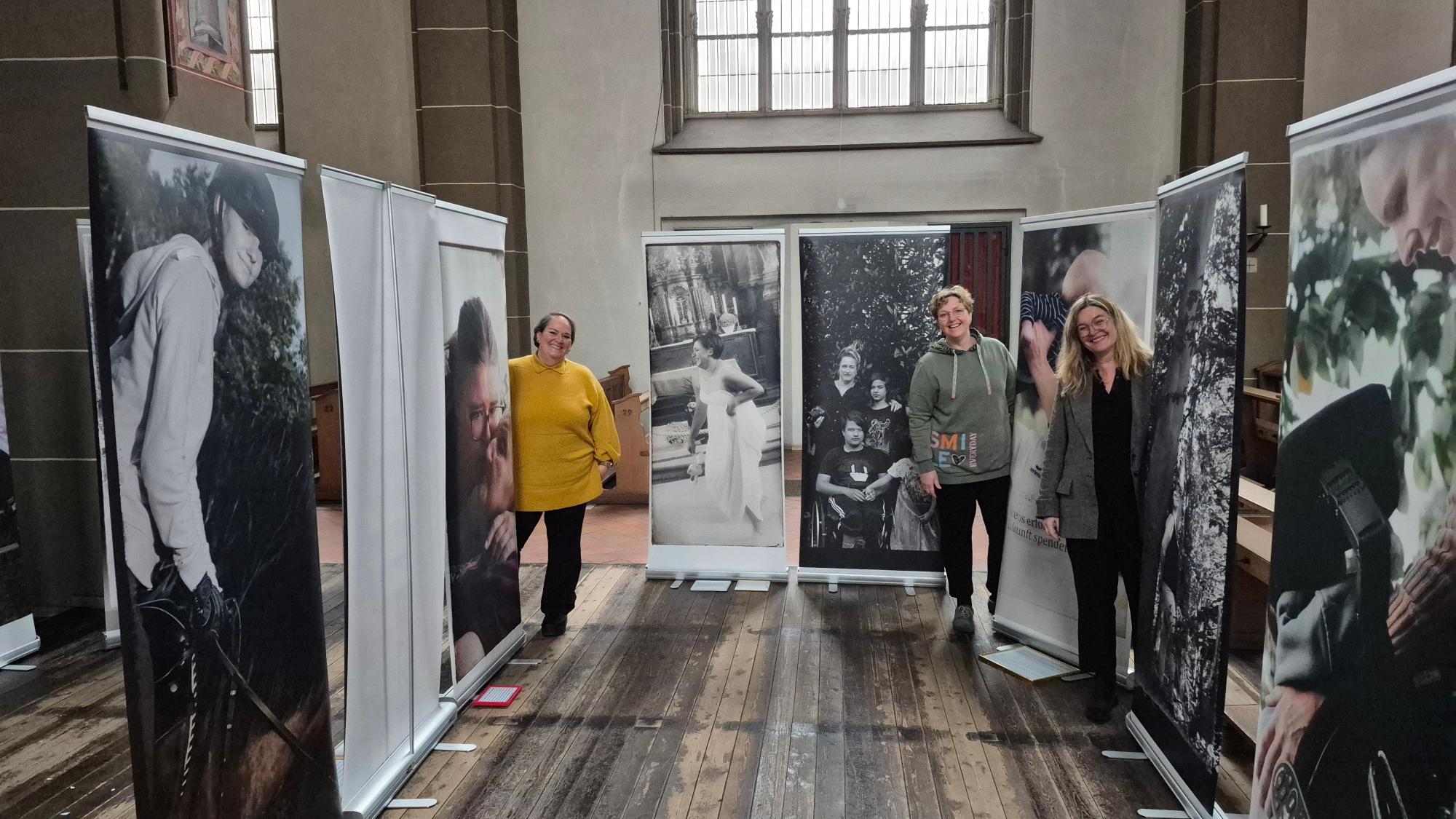 „Frauen, die Mut machen“: die großformatigen Bilder sind noch bis zum 6. Februar in der Pfarrkirche St. Otger zu sehen.