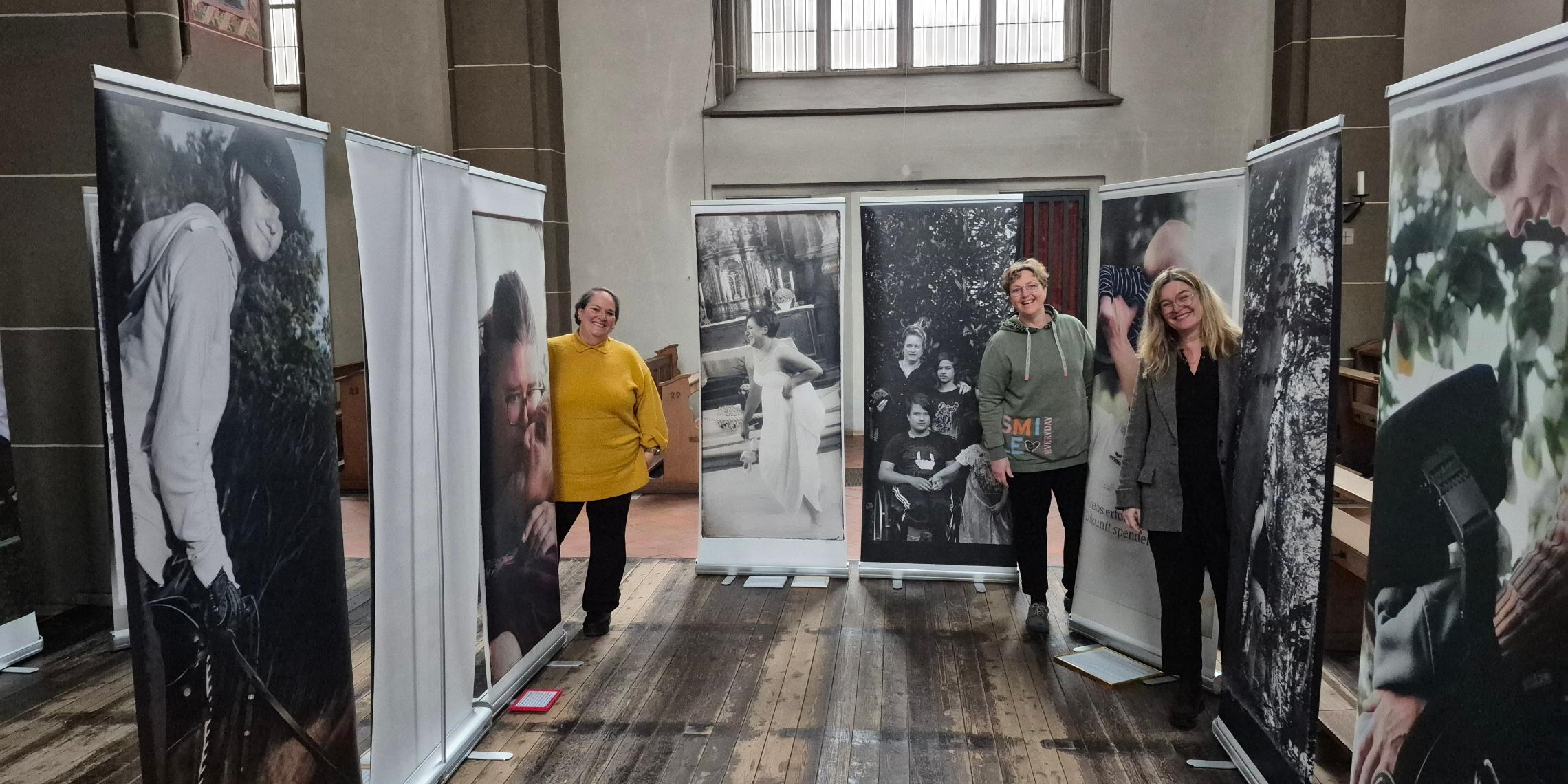 „Frauen, die Mut machen“: die großformatigen Bilder sind noch bis zum 6. Februar in der Pfarrkirche St. Otger zu sehen.