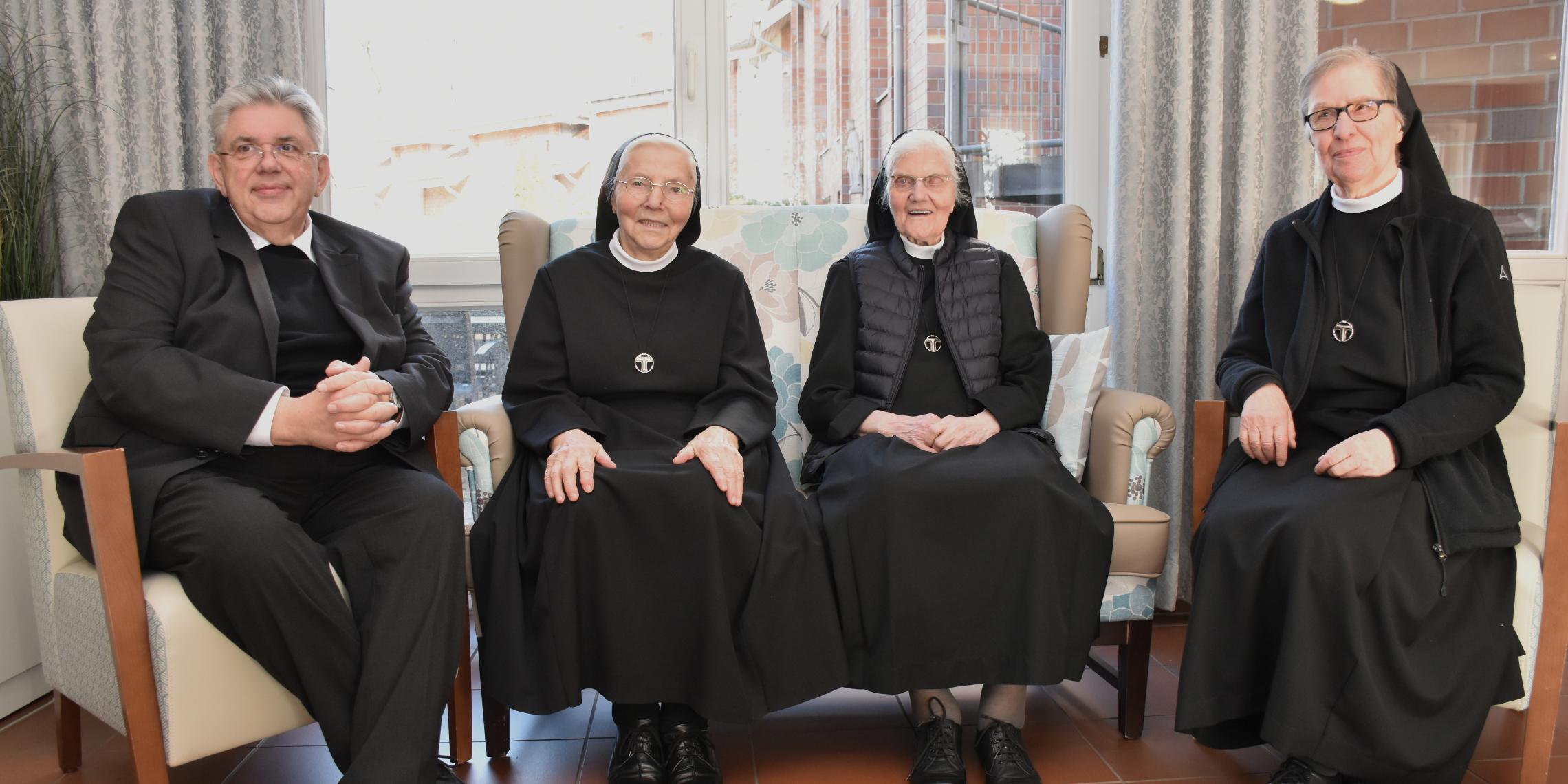 Pfarrer Stefan Scho, Schwester Ansgara, Schwester Franzinis und Schwester Ursula blickten auf die Tätigkeiten der Franziskanerinnen im Henricus-Stift zurück.