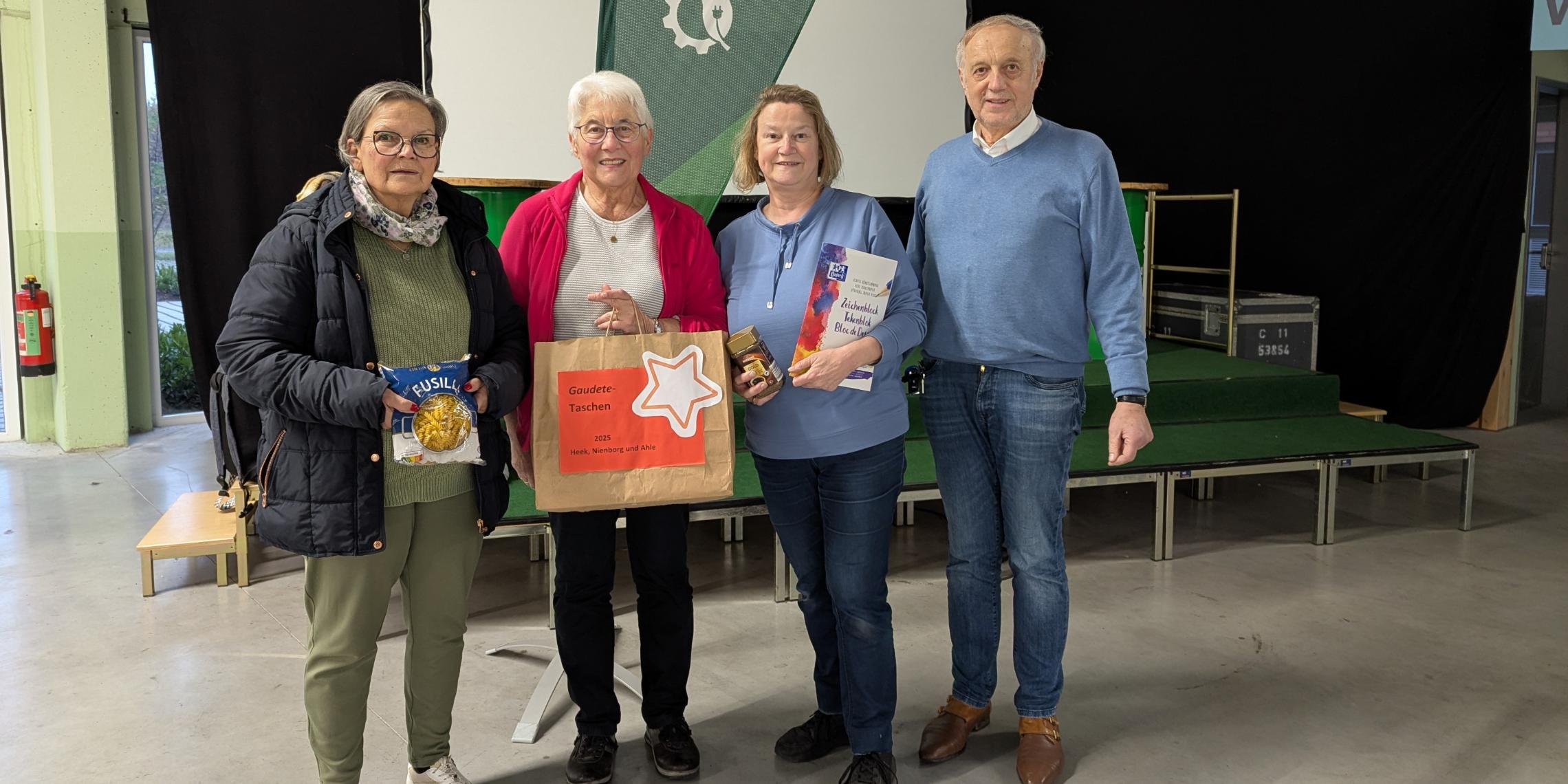 Marion Volke, Irmgard Laarveld, Christel Mers und Ludger Gausling unterstützen die Gaudete-Taschen–Aktion.